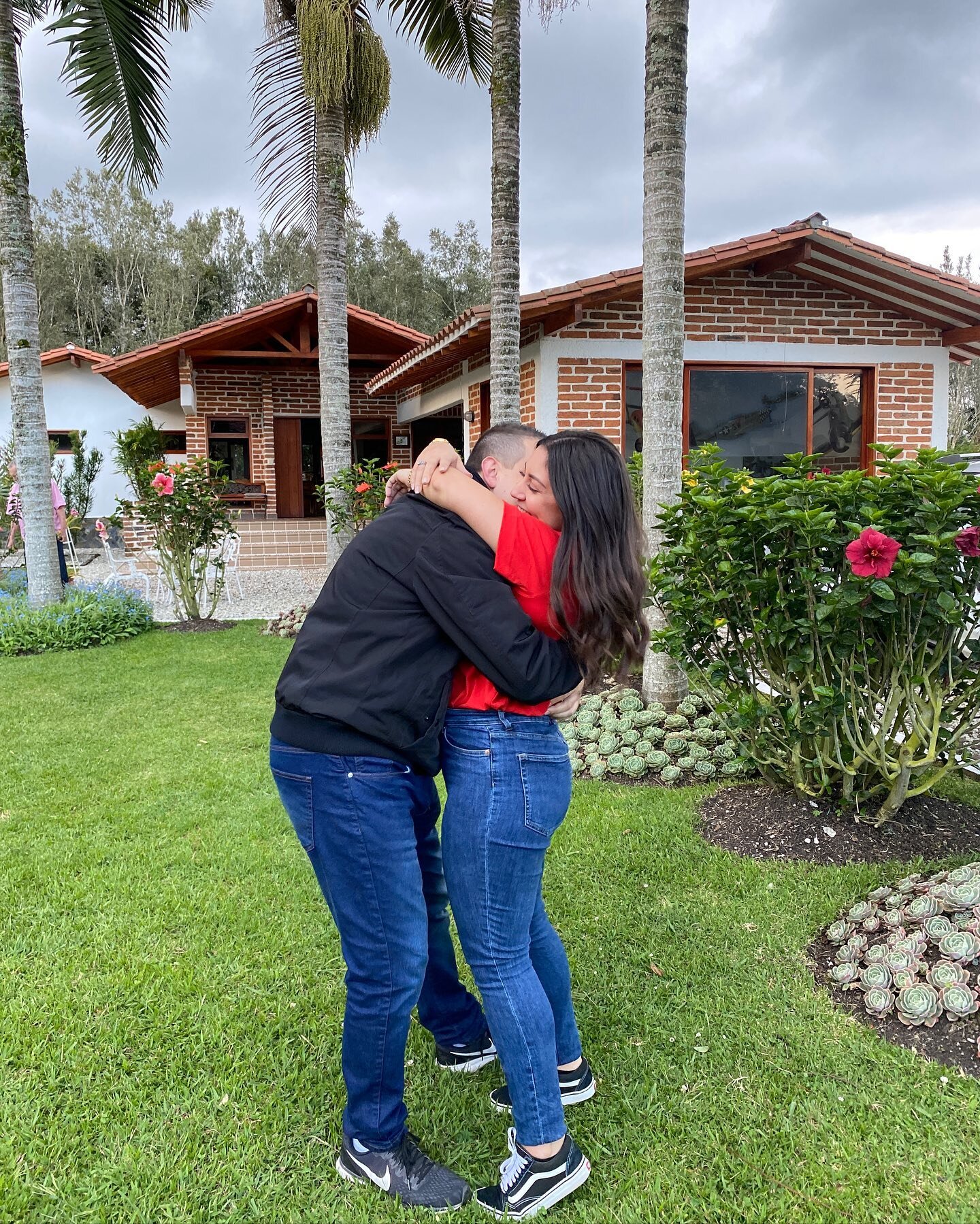 Happy 5th anniversary 💍💕👩🏻&zwj;🤝&zwj;👨🏼 to the sweetest, most considerate and loving man. Eres lo mejor de mi vida 💗 Te amo!! @caruizd