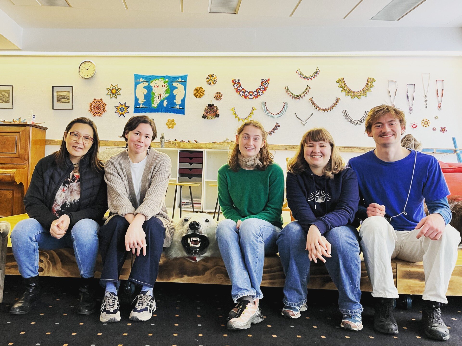 Oline, Laura og Valdemar fra @roeddinghoejskole har blaffet sig igennem det ganske danske land og nu kom turen til Aalborg. Vi elsker at f&aring; bes&oslash;g og udbrede kendskabet til De Gr&oslash;nlandske Huse, s&aring; vi b&oslash;d dem ind i varm