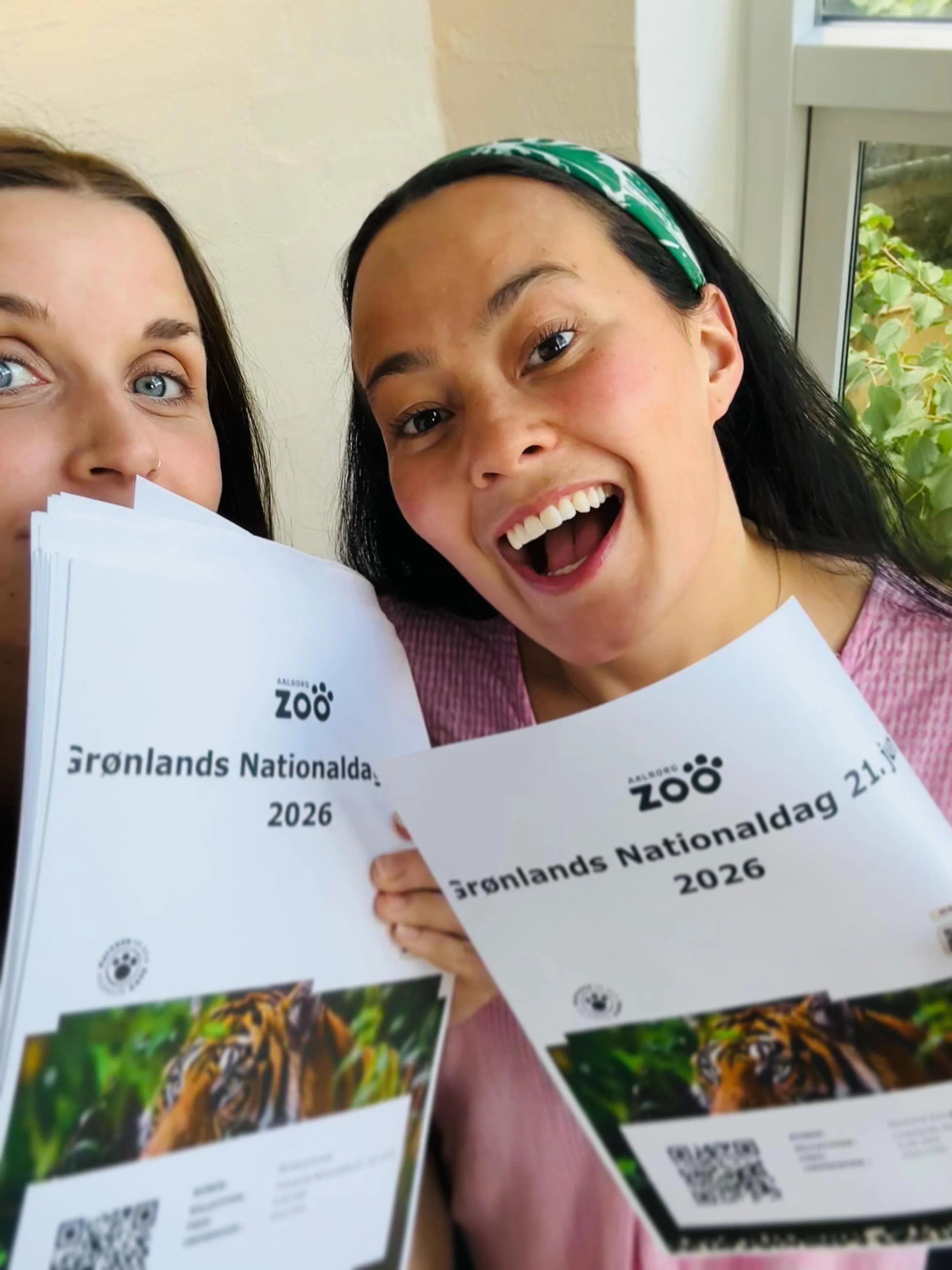 🌼✨ I kan nu hente billetter til nationaldagen i butikken - eller selvf&oslash;lgelig ogs&aring; ved indgangen til Aalborg Zoo p&aring; dagen ✨🌼

🇬🇱💛 

🌼✨ Ullorsiornissatsinnut pisiniarfitsinni billetsinik aallersinnaanngorputit - soorunami aamm