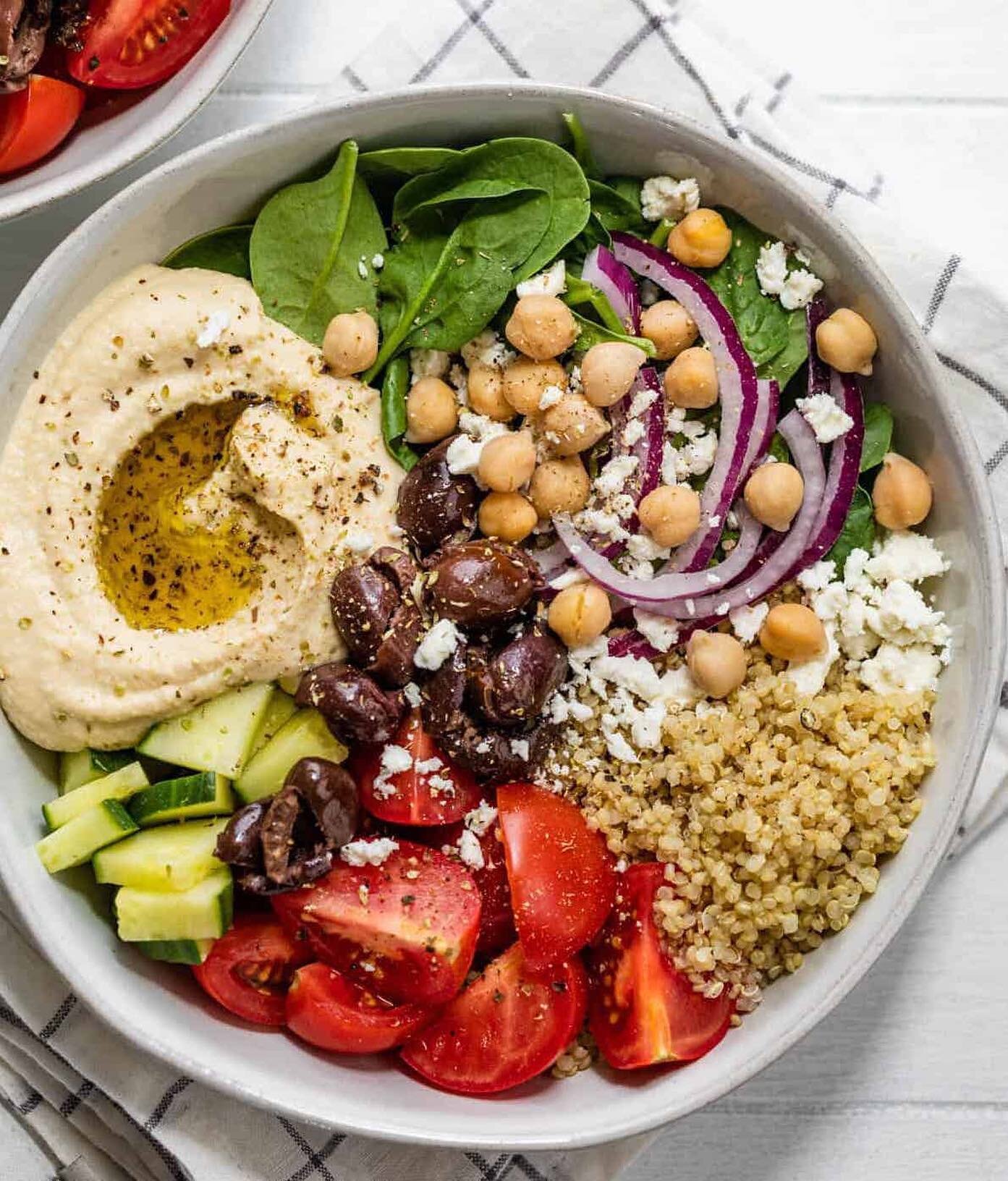 Add a little color to your plate with this Mediterranean Hummus Bowl🫒🥒