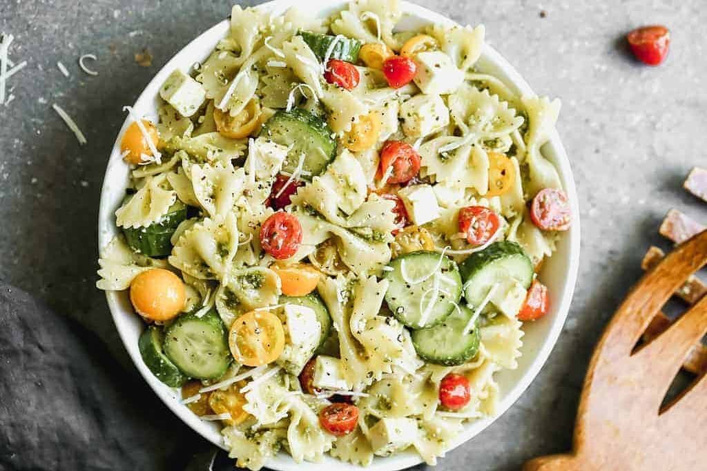 Swap out your traditional sandwich with this exciting Pesto Pasta Salad🍝🥒