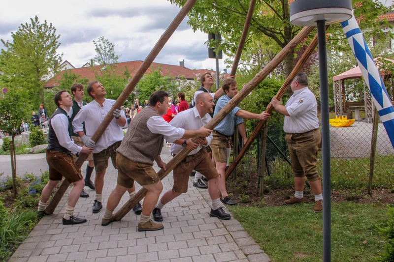 collegium-Programm-rund-um-den-Maibaum.jpg