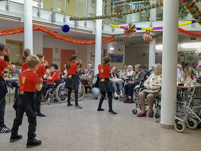 seniorenzentrum-collegium2000-auftritt-tanzgrupper-feuermond-2.jpg