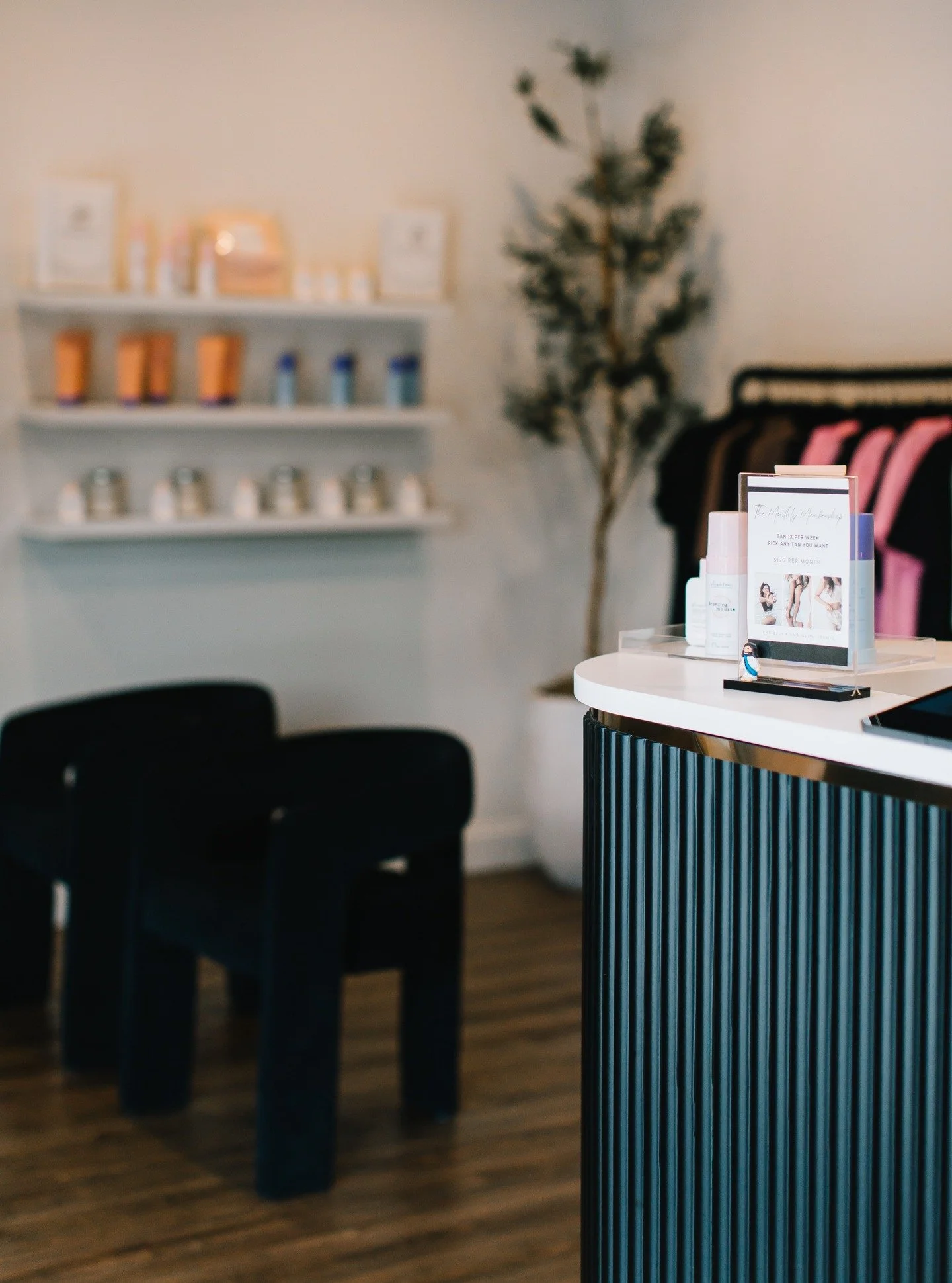 How does rain impact your spray tan? ☔️

1. You should not get wet (or sweaty) anytime between your spray tan appointment, and when you rinse. 
Why? Streak marks of water can not be fixed after your spray tan appointment. This includes rain, tears, s