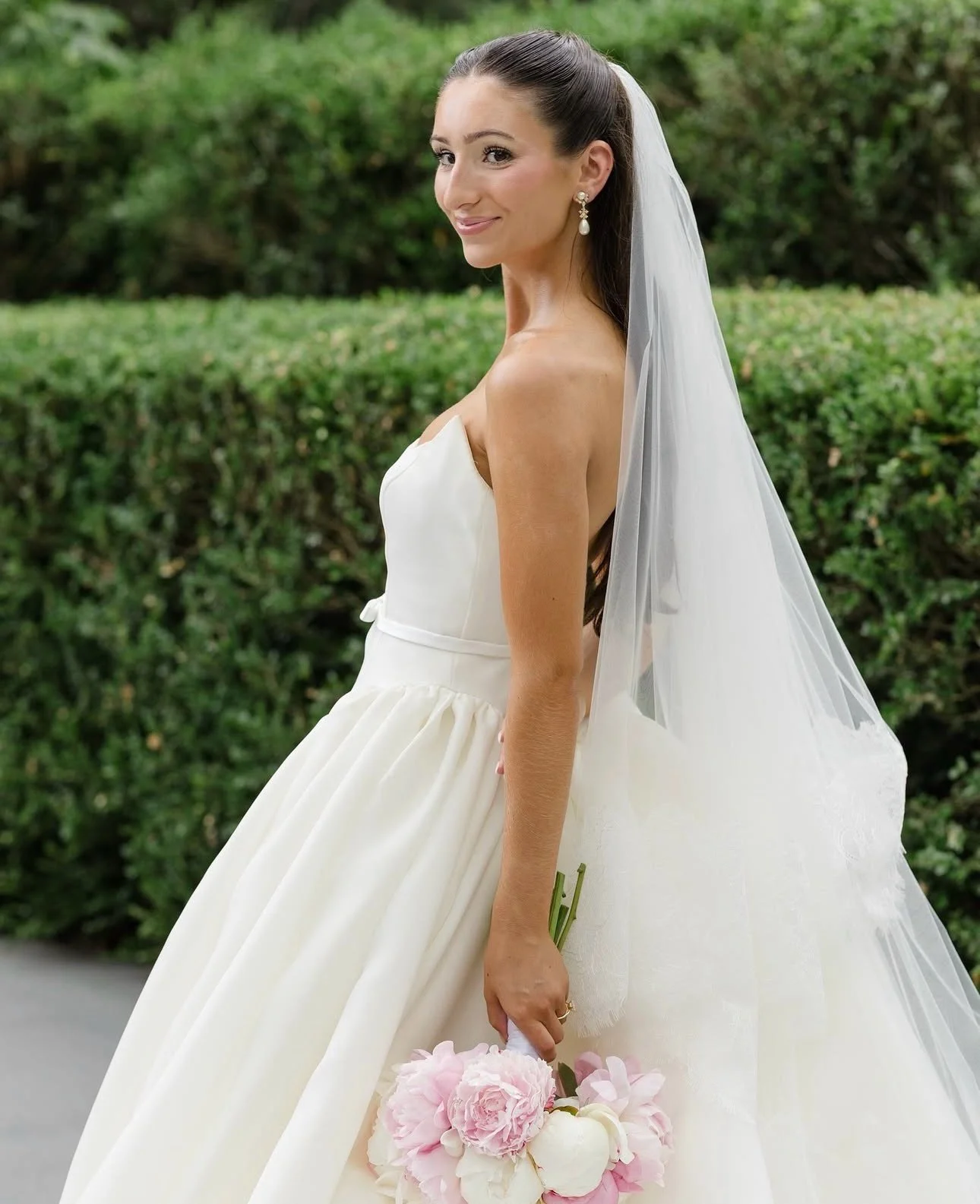 I hear wedding bells 🔔🕊️

As we are stepping into wedding season, it is very important that you book your bridal party tans in advance! Want to learn more about bridal parties? Or even more about how to save money on your group spray tan? Check out