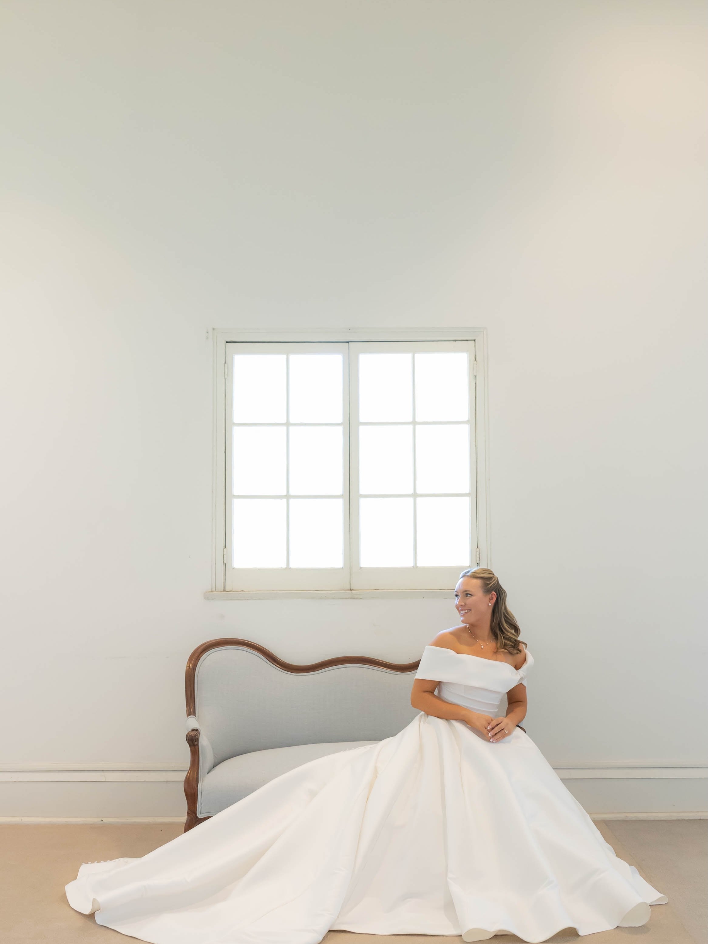 Another Blush Bride for the books 💌

@molly.ann.rogers - you are a beautiful bride, thank you for choosing us for your wedding day tan!

📸: @amyjowenphoto 

#blushbride #blushbabe #spraytan #spraydontlay