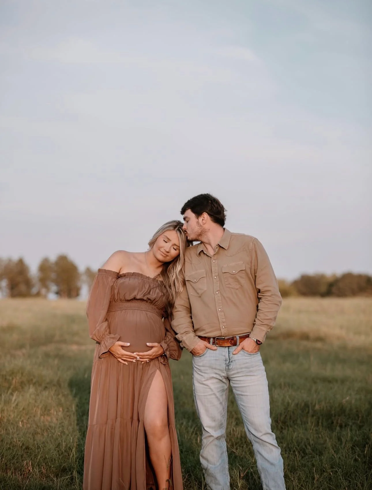 Maternity photos + a bomb spray tan to add to your photoshoot inspo board 🤎

This beautiful mom to be got a spray tan for her maternity photos, and it couldn&rsquo;t have turned out better! Subtle, glowy, and beautifully bronzed.

Mom-to-be&rsquo;s&