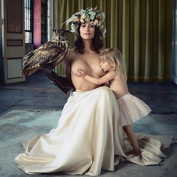 Happy international breastfeeding week! I love this stunning photo of @rekanyariphotography by @gulphoto so much! She says she&rsquo;s an independent woman, who is a working mama raising an independent girl and is a powerful advocate for women breast