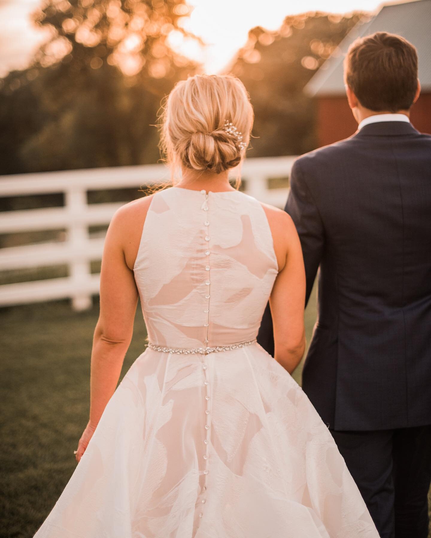 I can&rsquo;t wait until golden hour is at 8:30 instead of 5:30😂
.
.
.
.
.
.
📸 @katygreseth 
HMU @styledbyabbi 
#styledbyabbi #2021weddings #mnwedding #mnweddingvendor #smallbussiness #mn #mnbride #weddingdress #beachwaves #weddinghair #behindthech