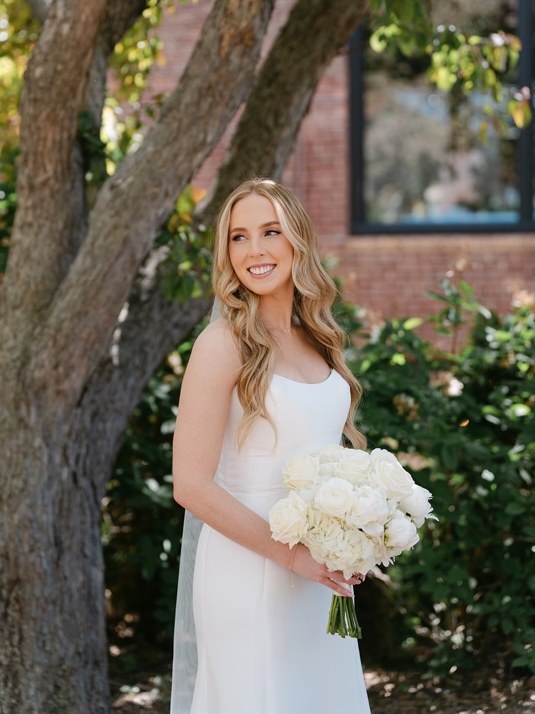Turns out I&rsquo;m much better at doing hair &amp; makeup than I am at posting 🫣 Back with this gorgeous look for bride Lauren✨

PHOTO @lullephotoandfilm 
Hair &amp; Makeup @styledbyabbi