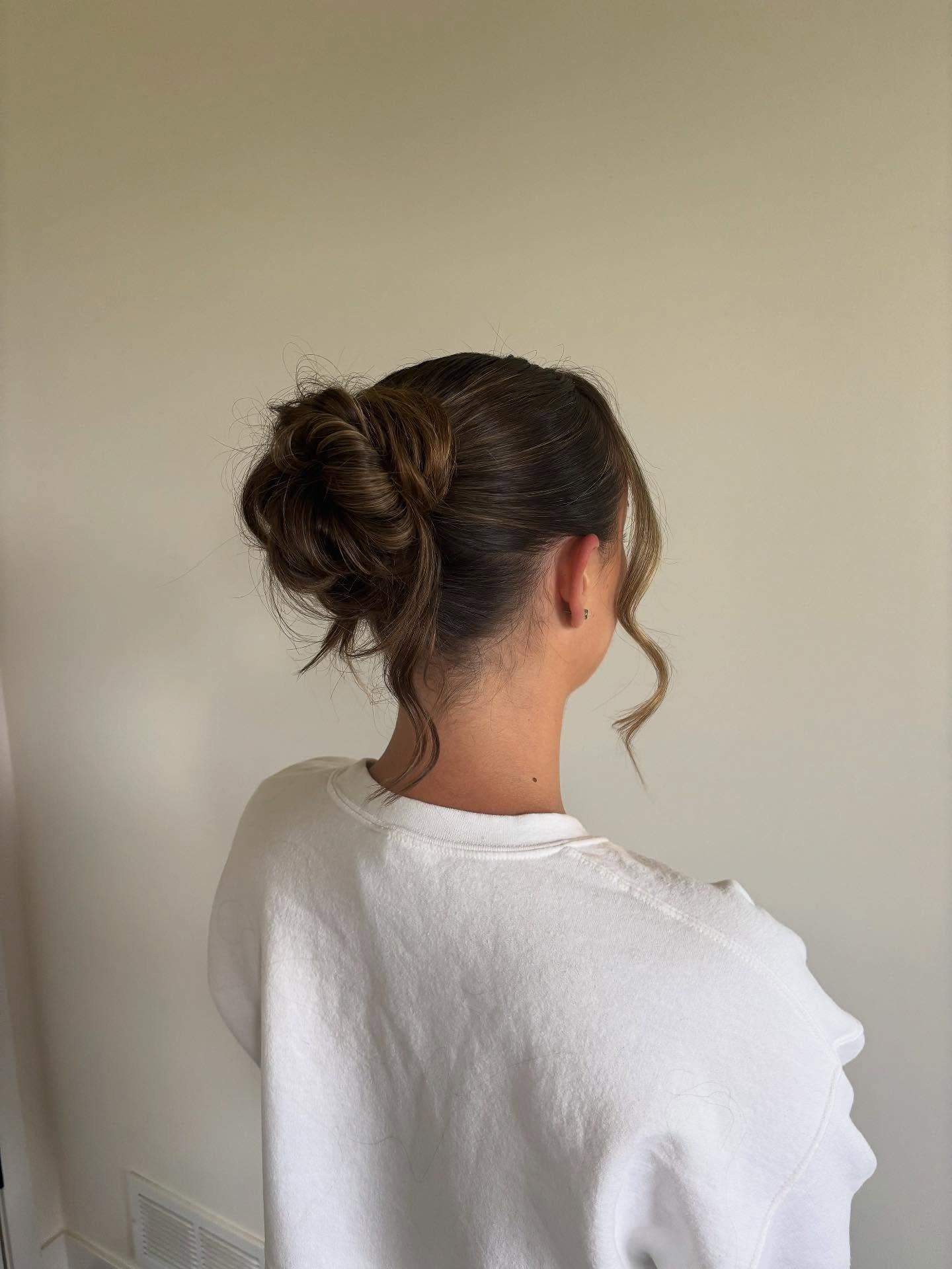 BIG fan of this one 🤩
.
.
.
.
.
.
.
BRIDES HAIR &amp; MAKEUP @styledbyabbi 
#bridalhair #2025wedding #brideupdo #flawlessmakeup #glowybridalmakeup #bridalhairstyle #bridemakeup #summerwedding #mplsmua #mplsstylist #behindthechair #hairinspo #messyup