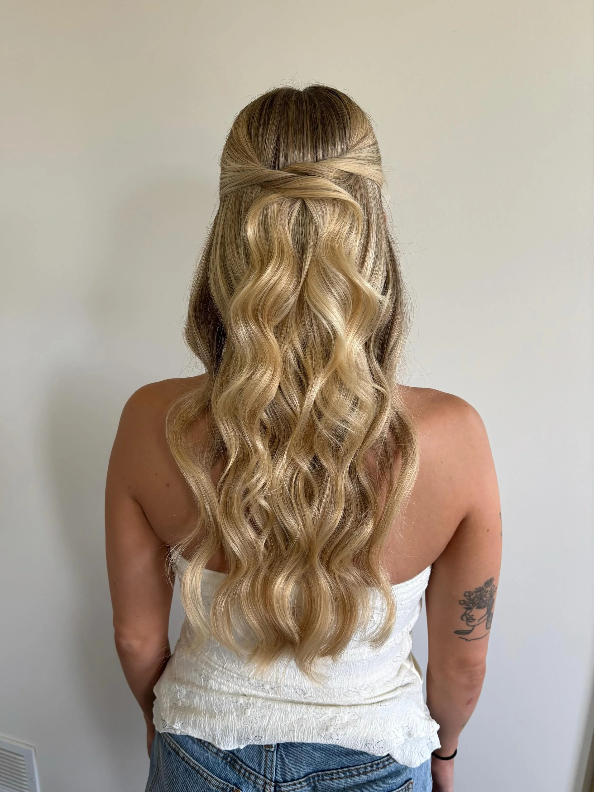 Another day, another half-up ☀️

#Twincitiesbride #MNBride #MNWedding #MNHMUA #MNHairStylist