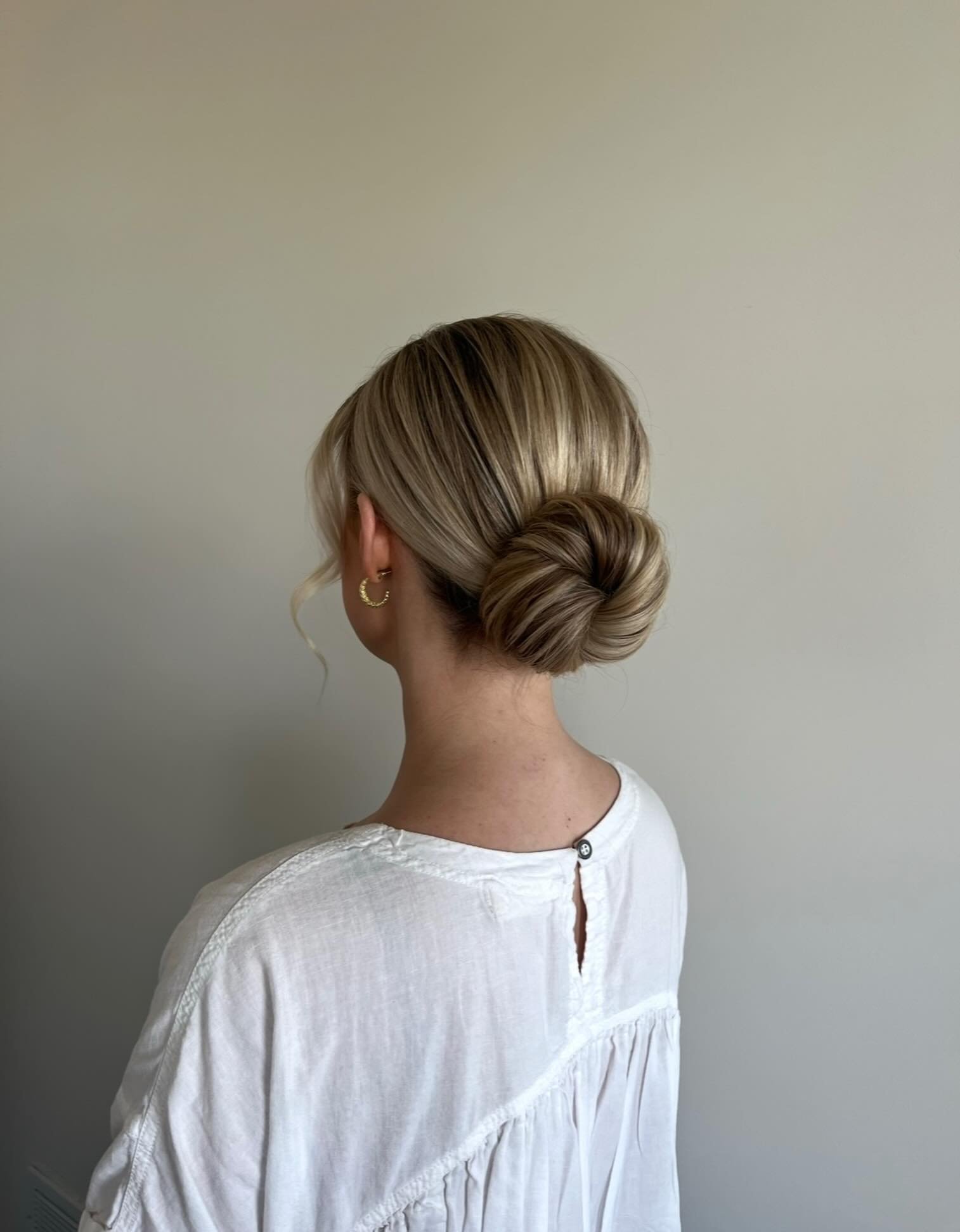 C L A S S I C + C L A S S Y 🫰🏼

MN Wedding Hair | MN Bridal Hair | Bridal Updo | Classic Wedding Hair | Classy Updo