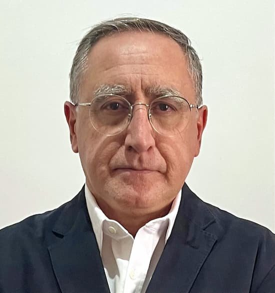 Psiquiatra especialista en Medicina psicosomática.