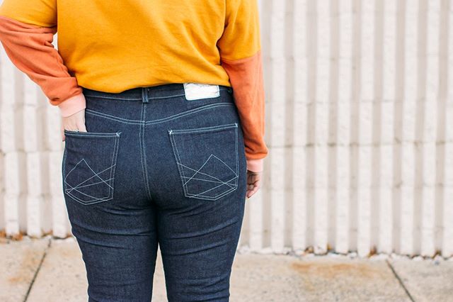 Handmade jeans = tush photo 😏
My #stonemountainsewist post went live on Thursday and I loved the chance to sew up some basics with a little oomph. I&rsquo;ll link the blog post in my bio so you can read all about them!
Fabric: sweatshirt fleece and 