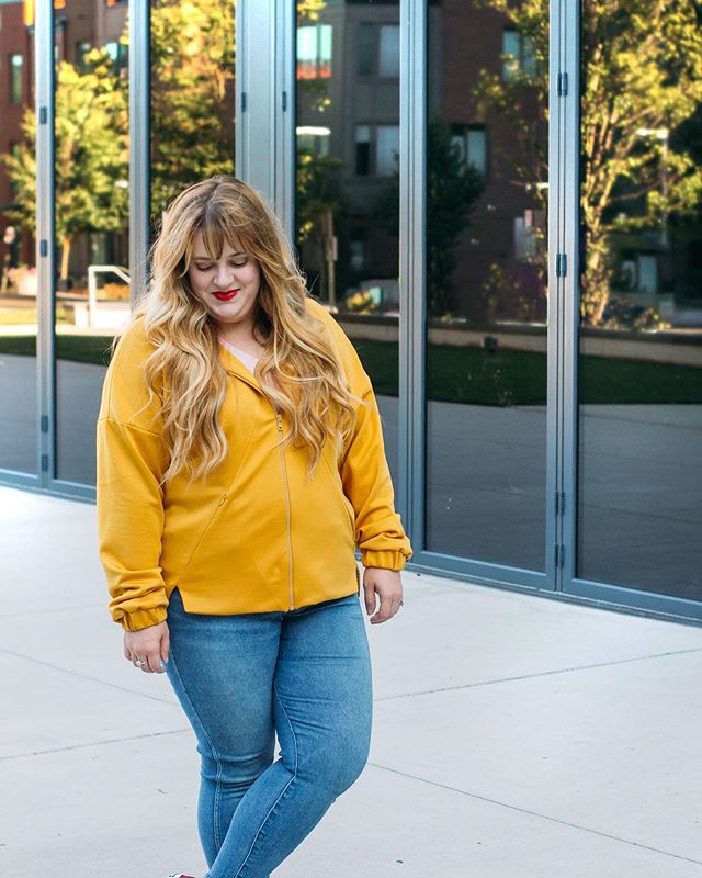 We&rsquo;ve had lots of rainy, dreary days lately so I&rsquo;m just gonna make my own sunshine with this yellow jacket 🌞
Pattern: #glidejacket by @madeit_patterns
Fabric: scuba crepe c/o @minervadotcom
.
.
.
#madebymegmade #minervamakers #madeitpatt