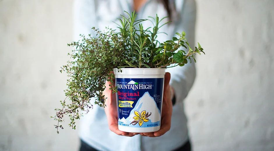 A California summer tour brought this idea to life in a "real" social sense inviting people to farmers markets, fairs and music events for live gardening tutorials, community pride celebrations, celebrity chef demonstrations and DIY craft how-tos.