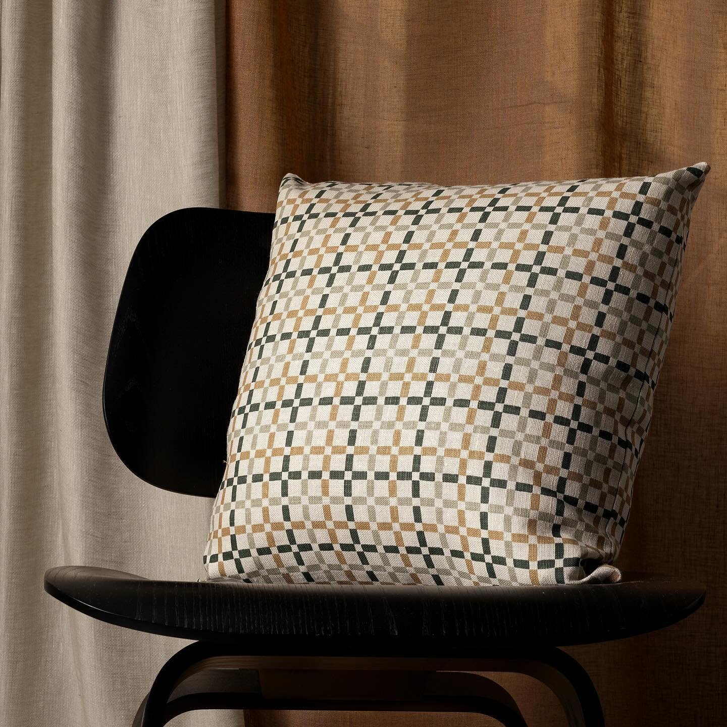 Camden &bull; Loden
Hand screen printed on 100% Belgian linen