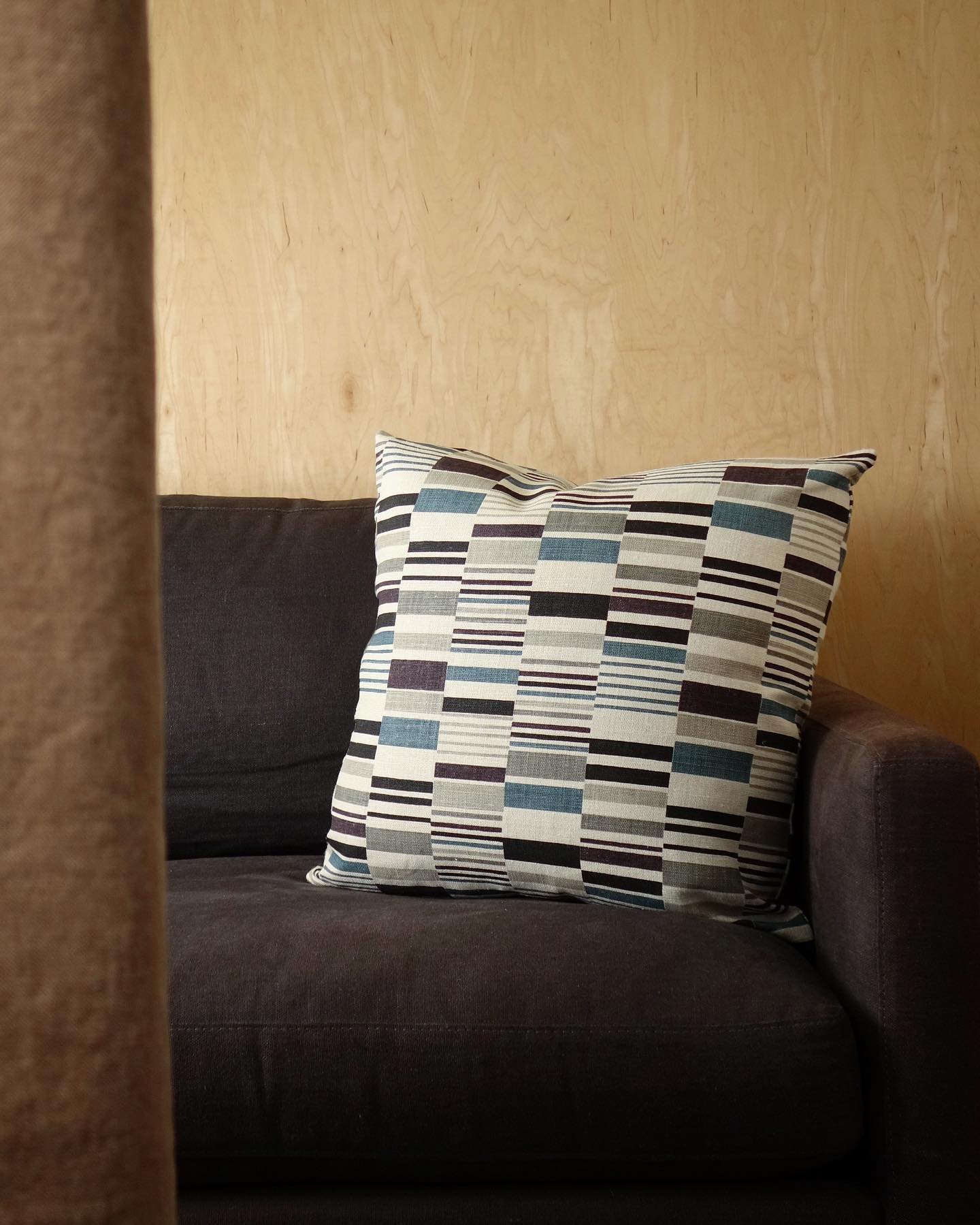 Spectra &bull; Mulberry and Loden 
Hand screen printed linen

#handscreenprinted #textileprinting #interiordesign #fabricforinteriors #silkscreenprinting