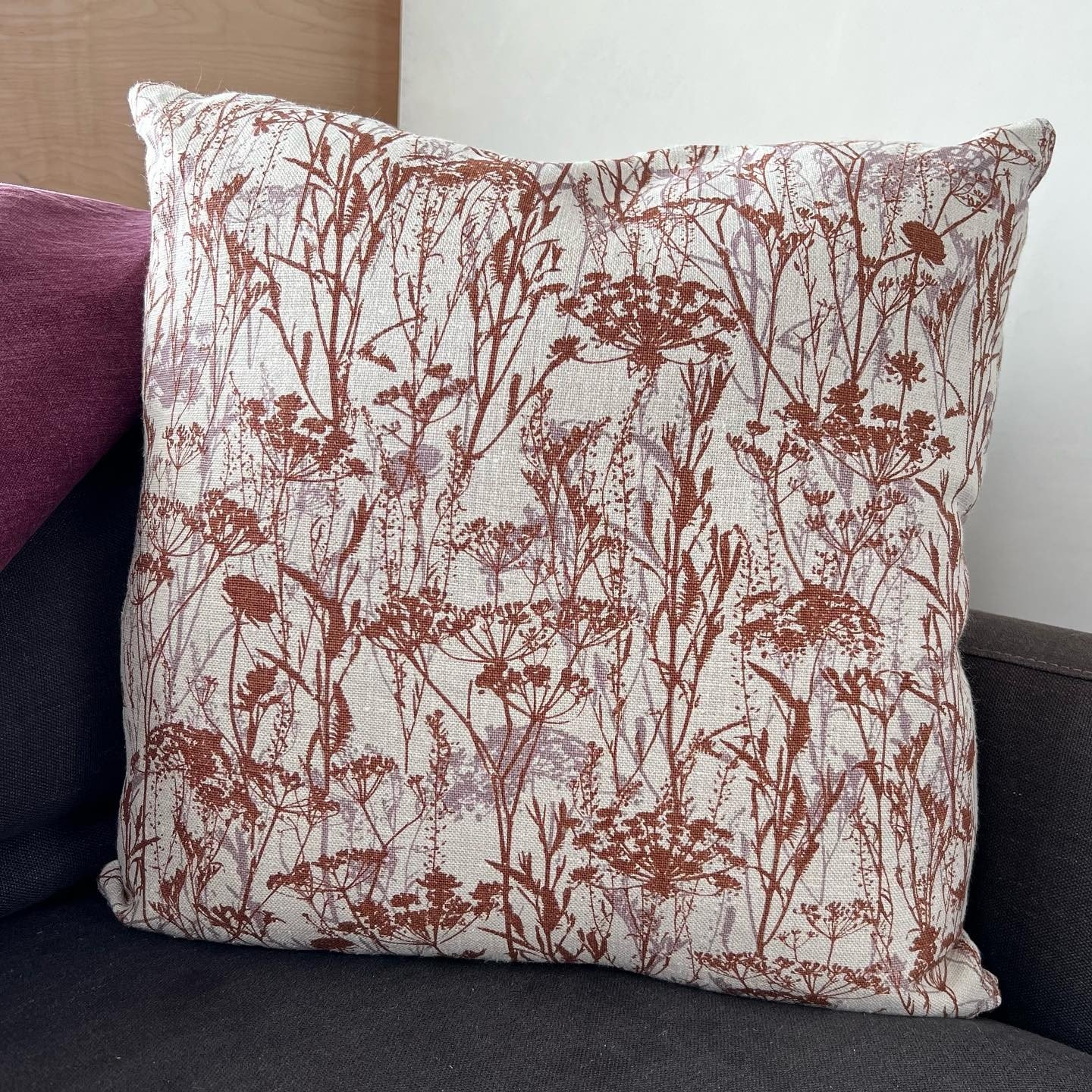 Field &bull; Russet 
Hand printed floral on Belgian linen

.
.
.
.
.
#screenprinting #textileprinting #handprinted #silkscreen #textiledesign
#studiowork #printedlinen#silkscreen