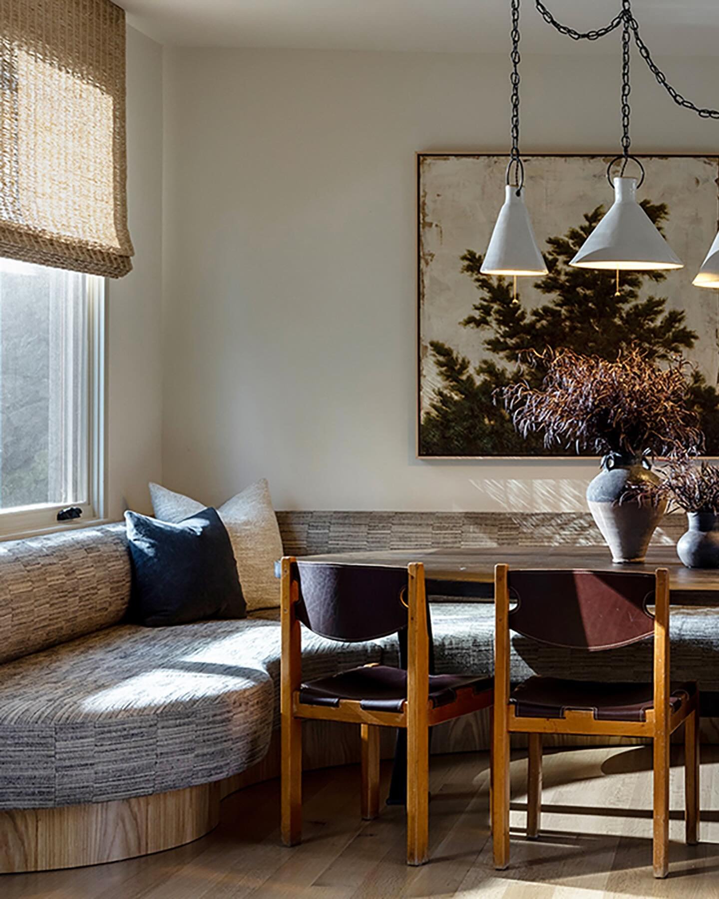 Marfa Onyx &bull; beautifully upholstered on the dining room banquette of this northern CA project designed by Jennifer Tidwell of @theworkroominteriors featured in @luxemagazine 

📸 @dyerphoto