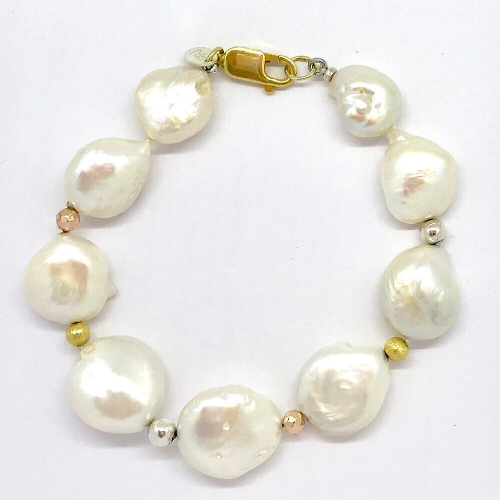 Large white coin pearl bracelet with alternate silver and gold baubles and gold clasp

#christmasgifts #christmasbaubles #preciouspearls #pearlbracelet #coinpearls