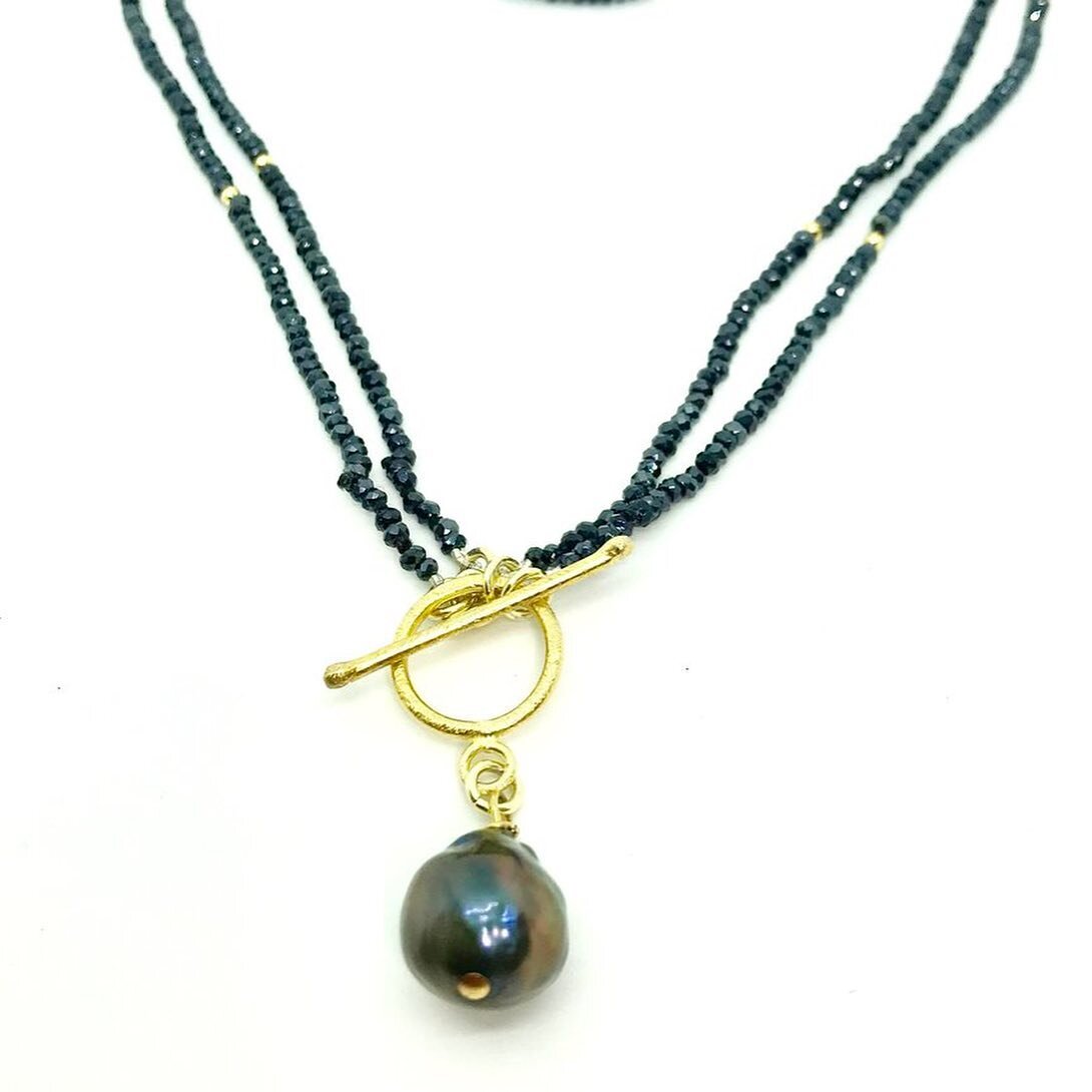 Sparkling bevelled Hematite bead necklace with small golden beads, gold vermeil clasp and midnight blue single organic shape pearl - can also be worn as a rope.

#blackpearl #preciouspearls #giftlist #christmasgifts #pearlnecklace