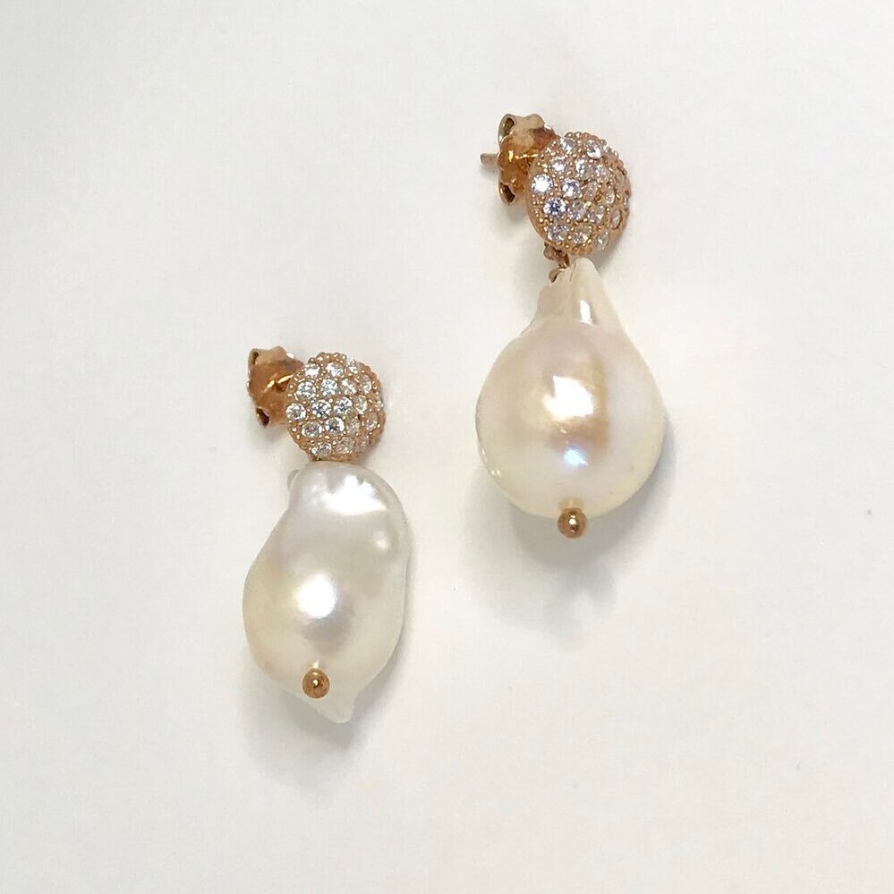 Lustrous baroque pearl drops earrings set in rose gold plate with diamant&eacute;&rsquo;s 

#preciouspearls #christmasgift #onlineshopping #pearlearrings #pearlsforchristmas