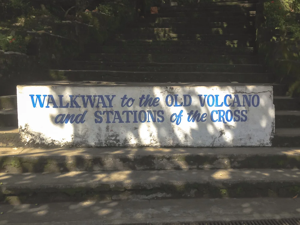 This sign on the circumferential road south-west of Agoho is very misleading because the path from here does not lead to the Old Volcano crater - only halfway up its flanks.