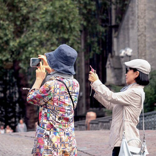 footer-asia-female-tourists.jpg