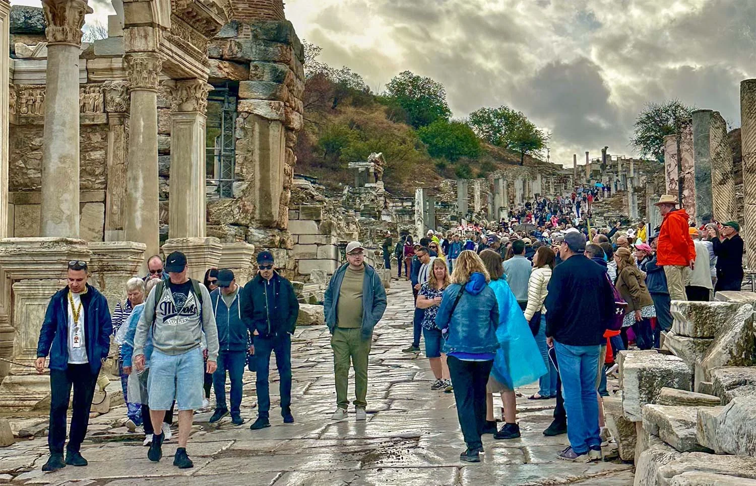 A large crowd of cruise ship tourists touring Ephesus Ancient City in Türkiye.