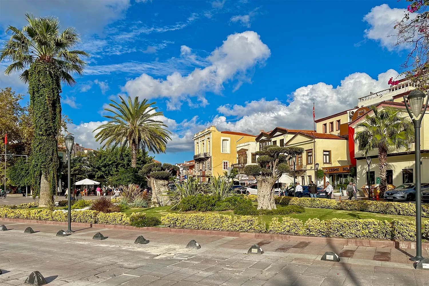 A street on the Turkish Riviera with low bollards to prevent parking on the footpath.