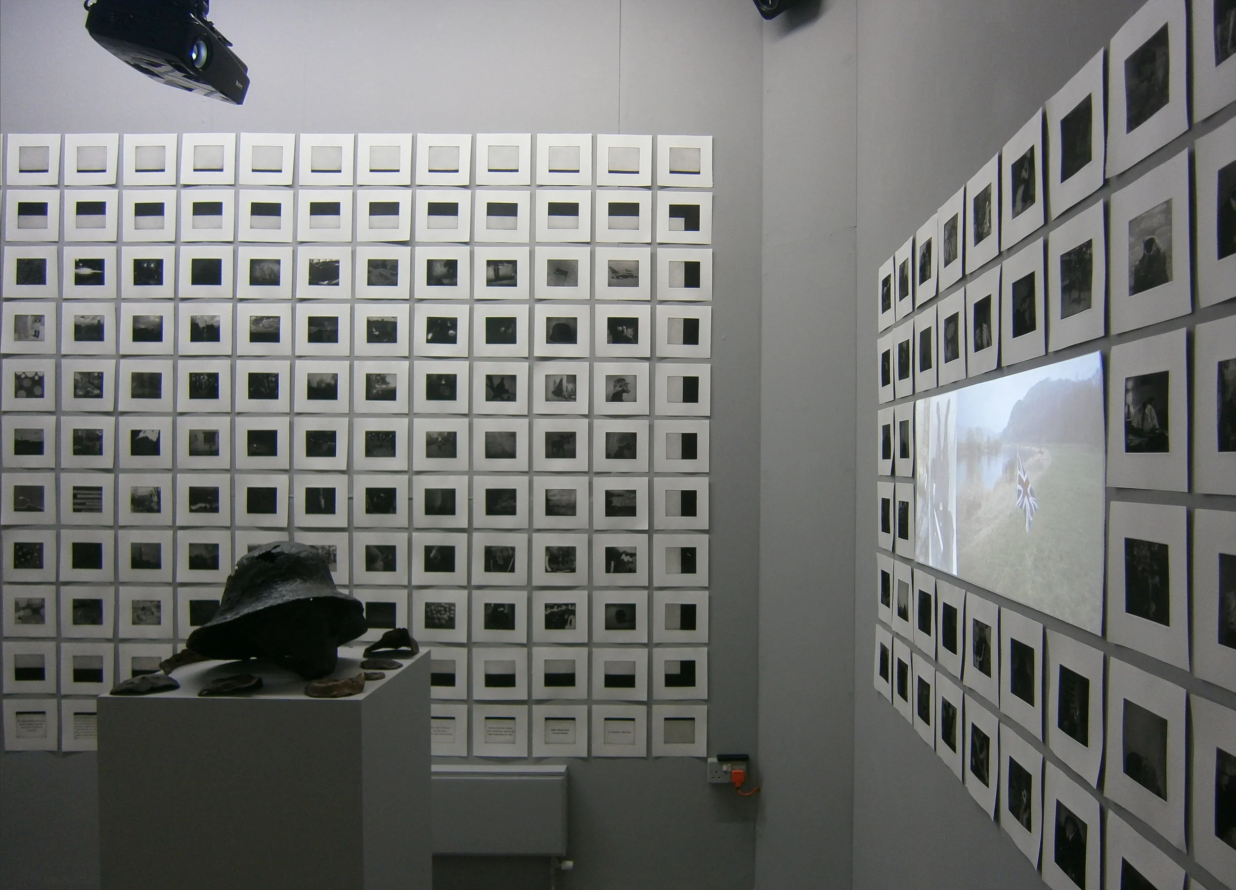  The moving image screen, flanked by 44 etchings of the  Stars of the Show  /  Heldentafel  series. 