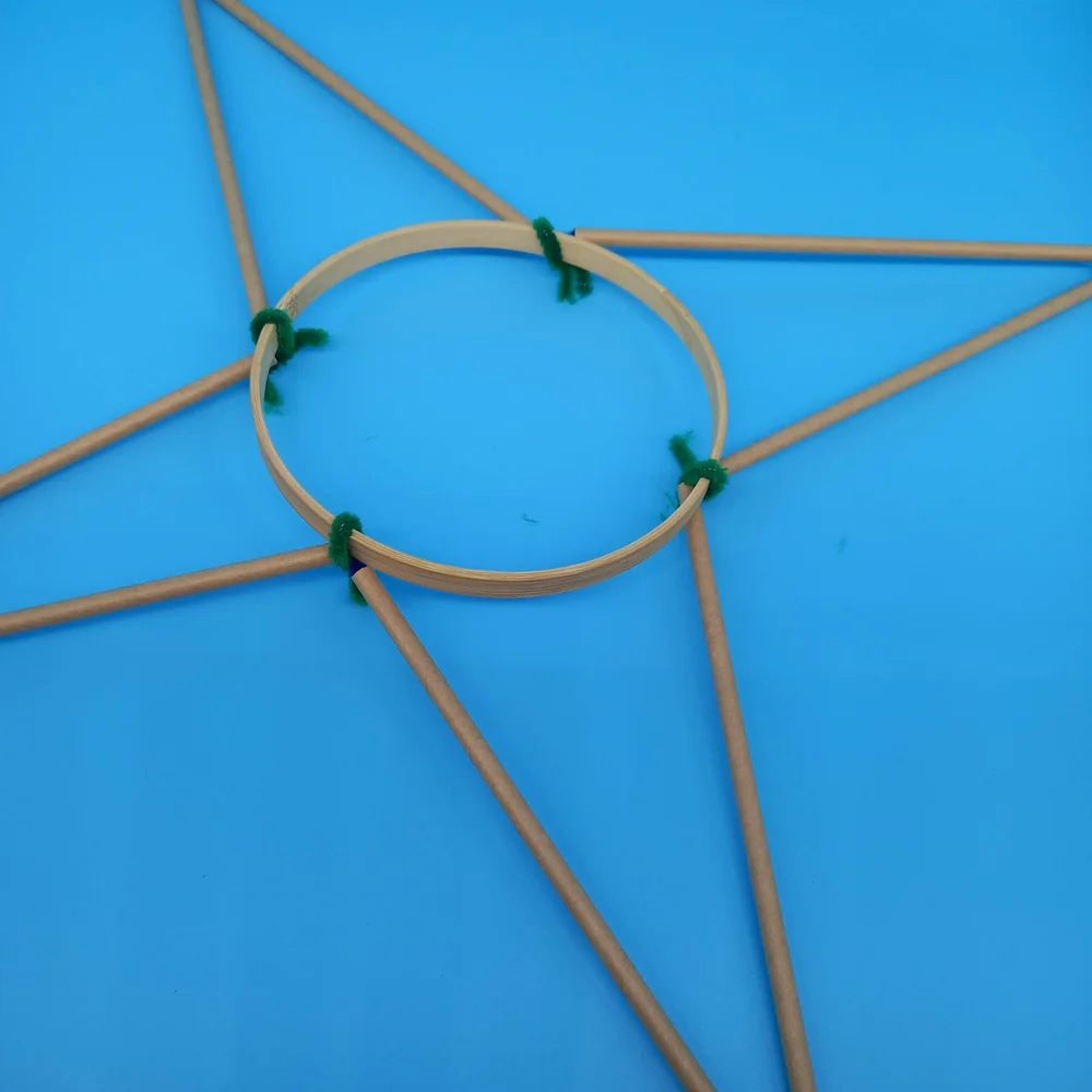 No.9 Join one shape at a tine to the hoop with short pipe cleaners.