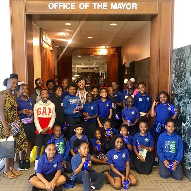 DTA social studies students have been focusing on lessons in local government. Today, they enjoyed a visit to @mayorcantrell’s office! #renewschools #nola #nolaed