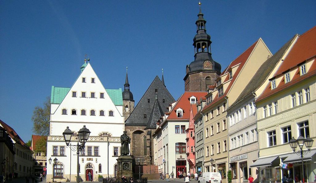 1186px-eisleben_-_marktplatz_mit_rathaus_und_turm_der_andreaskirche.jpg