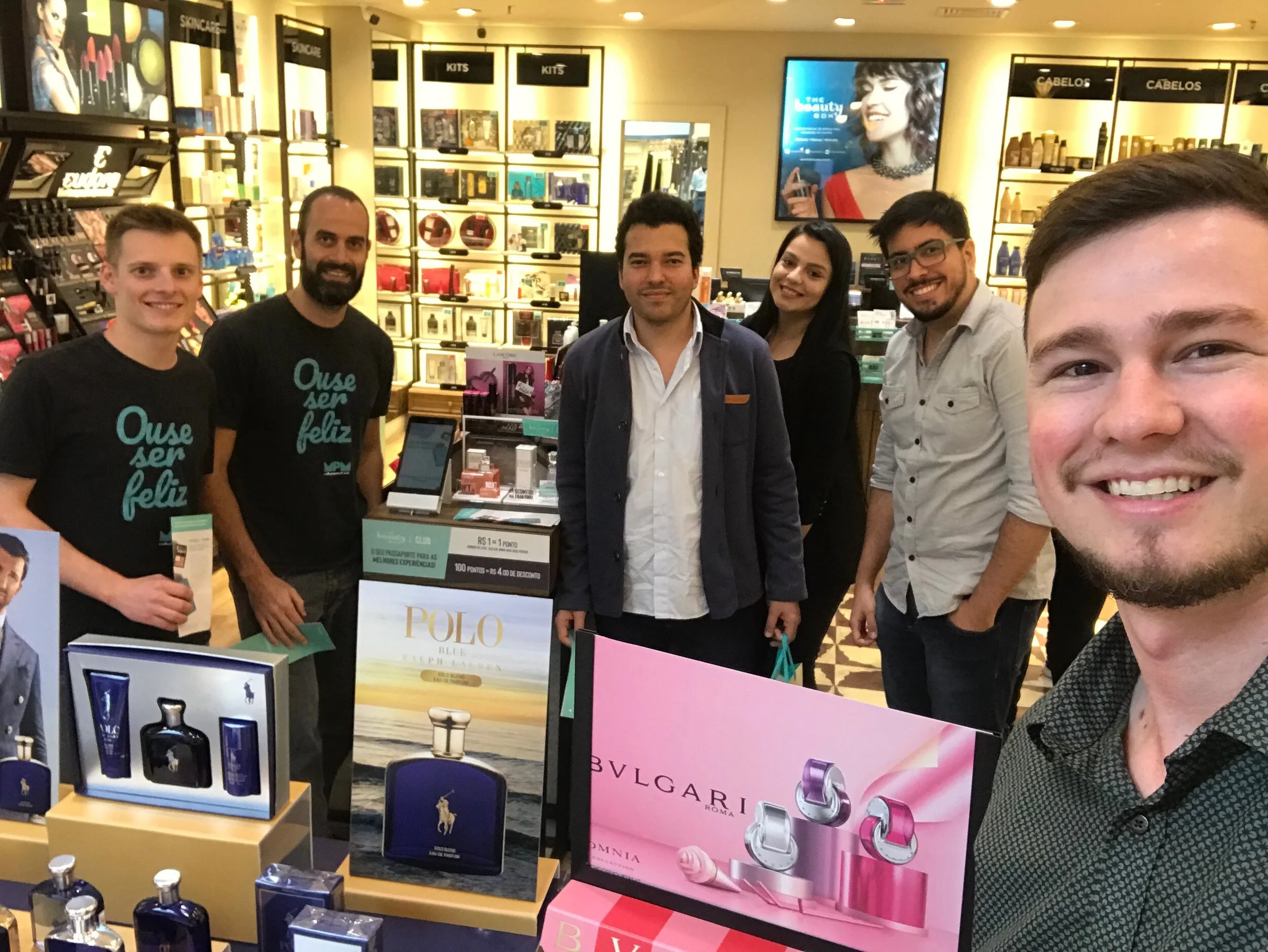 Visita da equipe de TI ao ponto de venda de São José/SC. Da esq. pra direita: Leonardo, Paulo Vitor, Daniel, André e Ricardinho.
