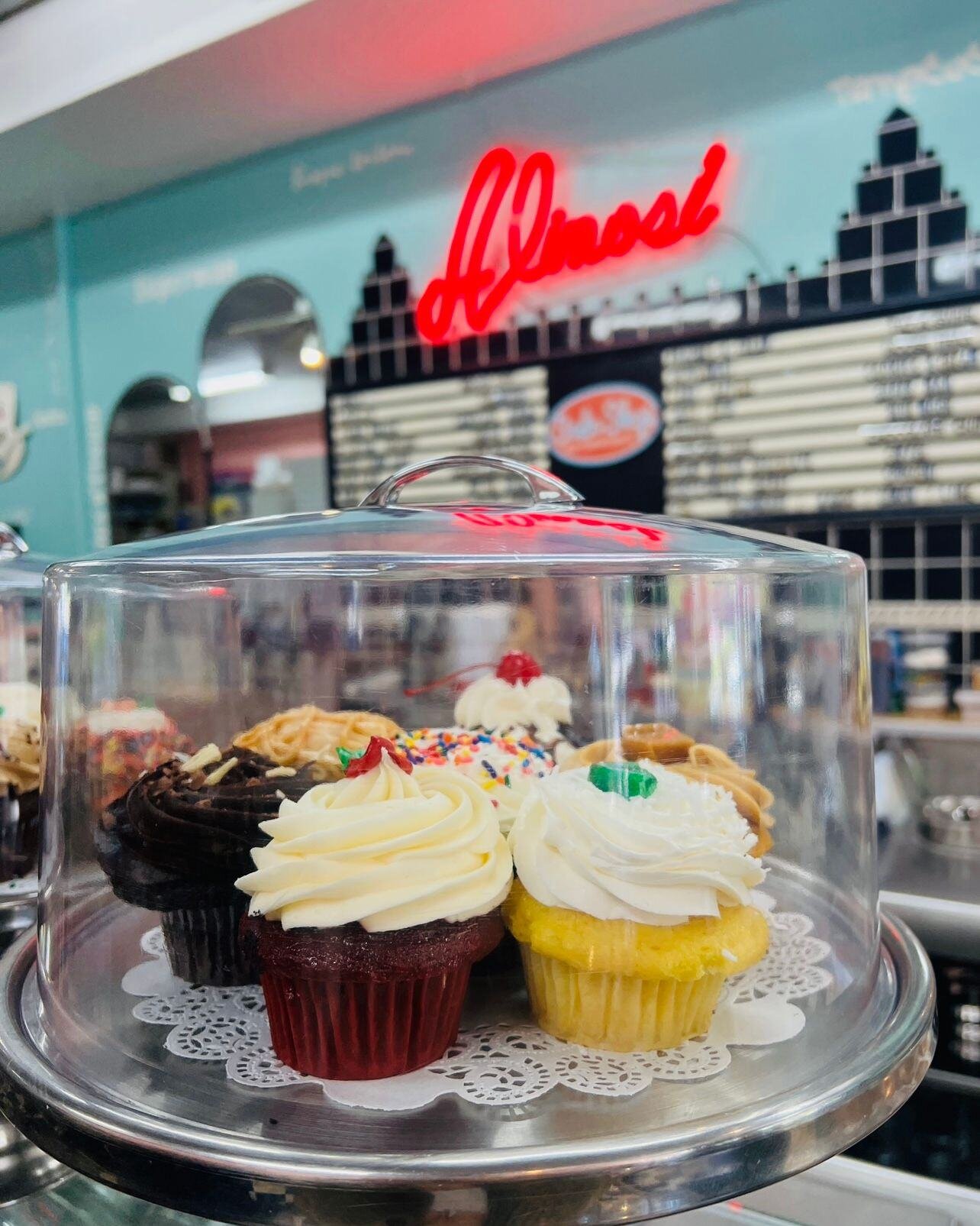 Anyone up for an after-school treat?! Getting through these last few days of school can be tough. Brighten the day with a festive cupcake, cookie, or brownie! 

 #chocolatebarcafe #cupcakes #cookies #RiceKrispyTreats #sweets #treatyourself #afterscho