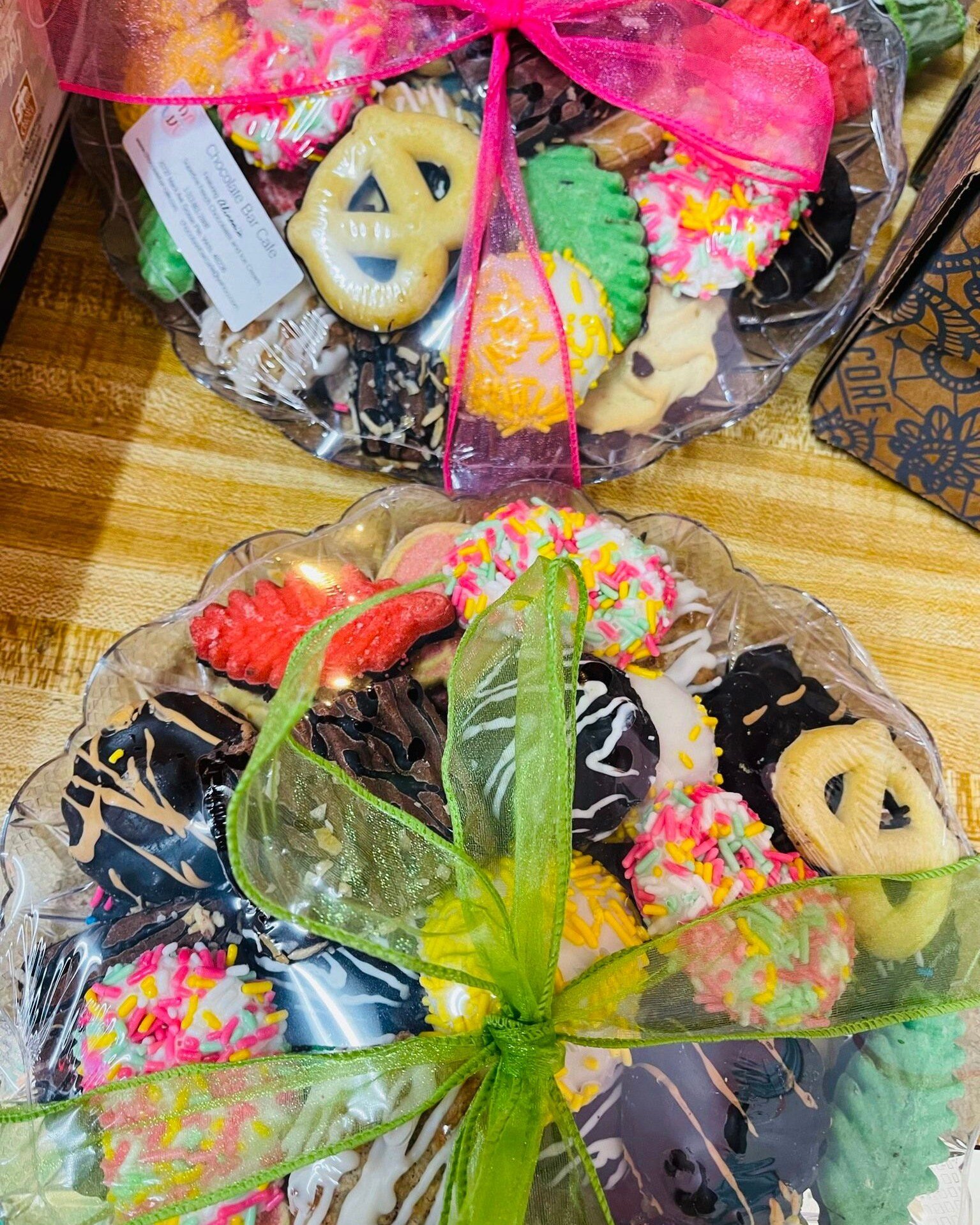 Need an easy hostess gift?? Grab a plate of our assorted cookies and you'll be the ultimate crowd-pleaser!

 #chocolatebarcafe #sweets #cookieplatter #cookieplattersofinstagram #hostessgift #hostessgiftideas