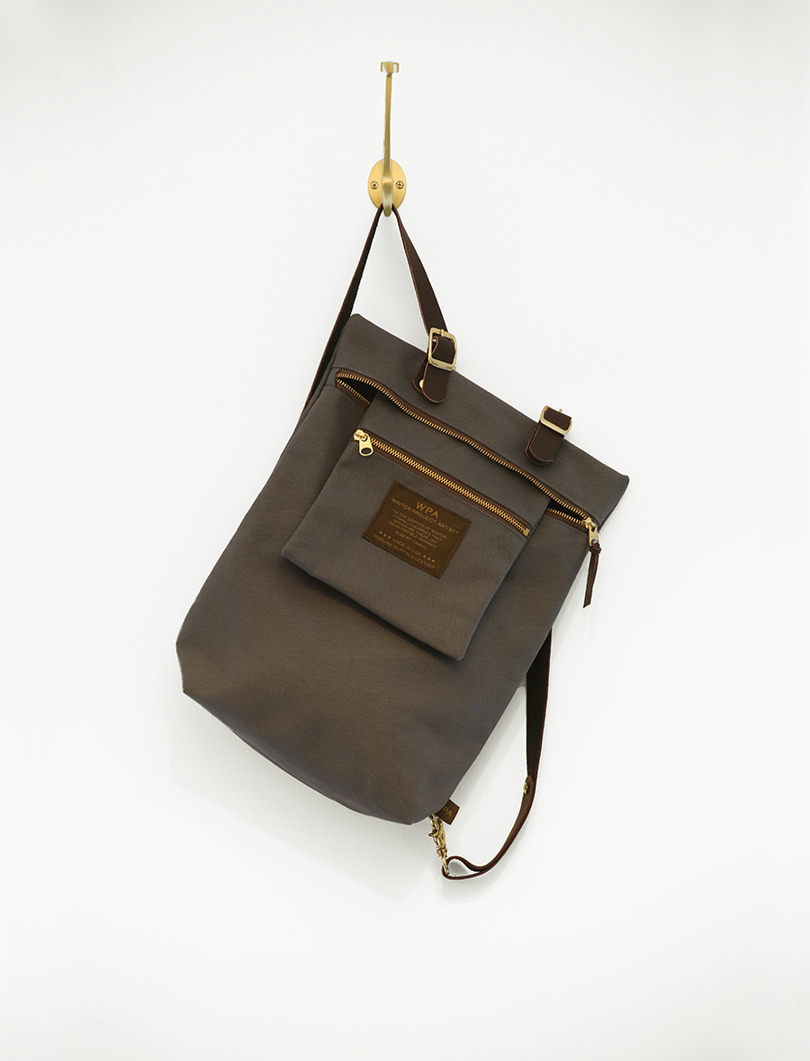 Backpack-DarkGrey-Pocket-Hook.png