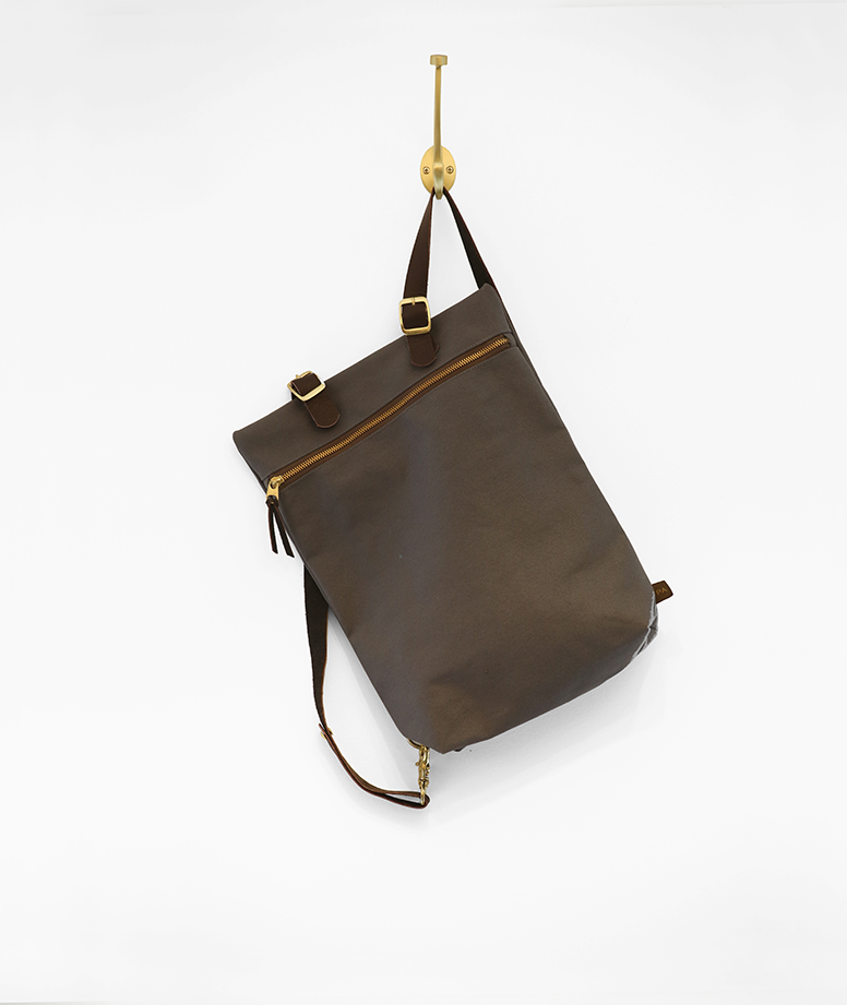 Backpack-DarkGrey_Front-Hook.png