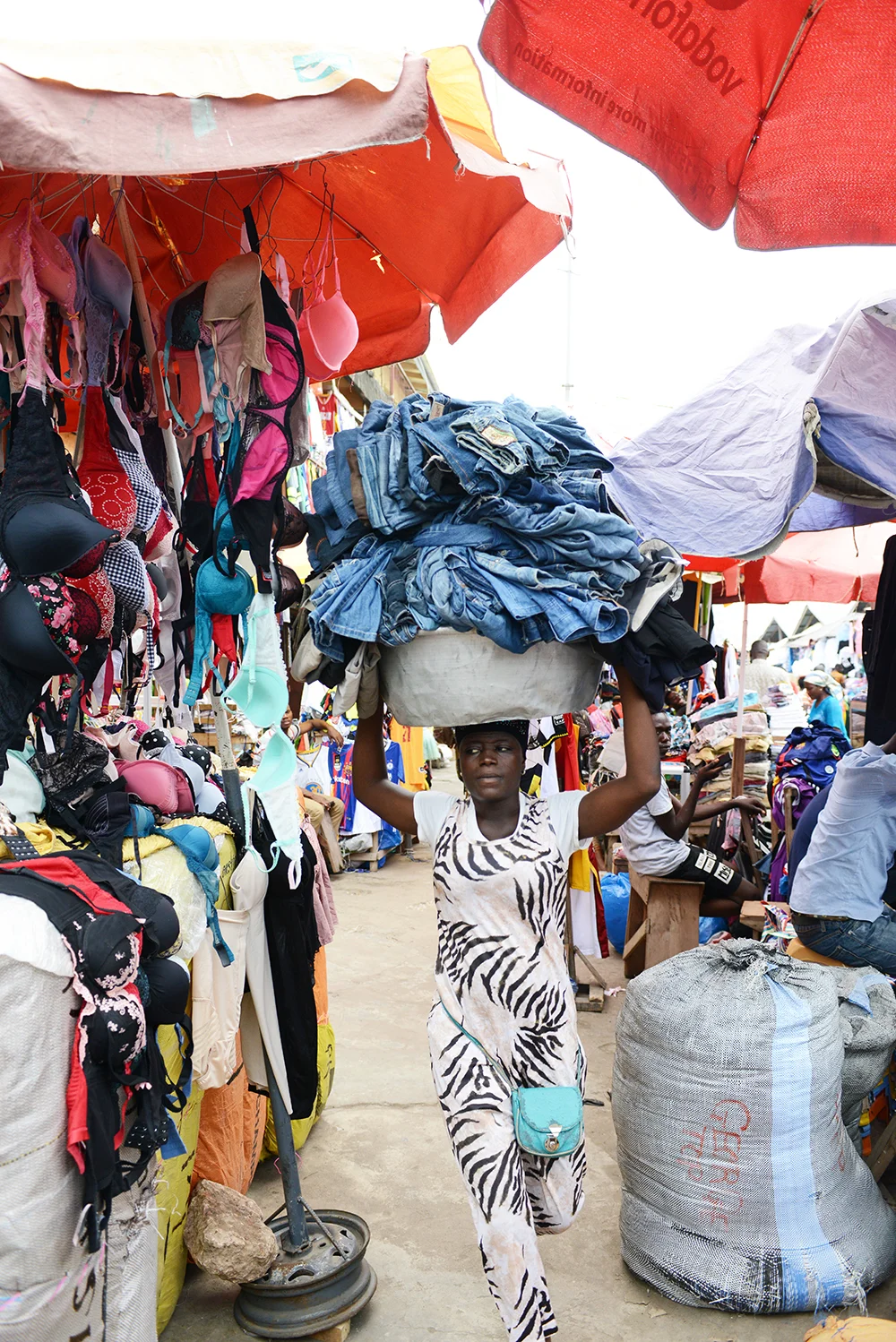 A Kayayei, or head porter. Img courtesy The OR Foundation