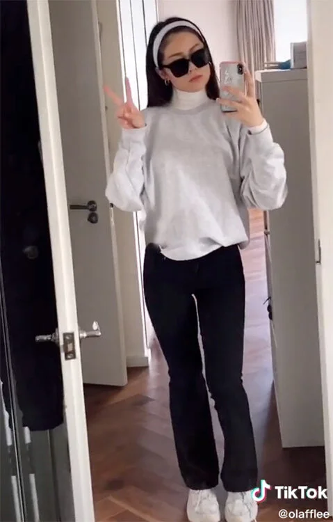 emma chamberlain flare leggings 