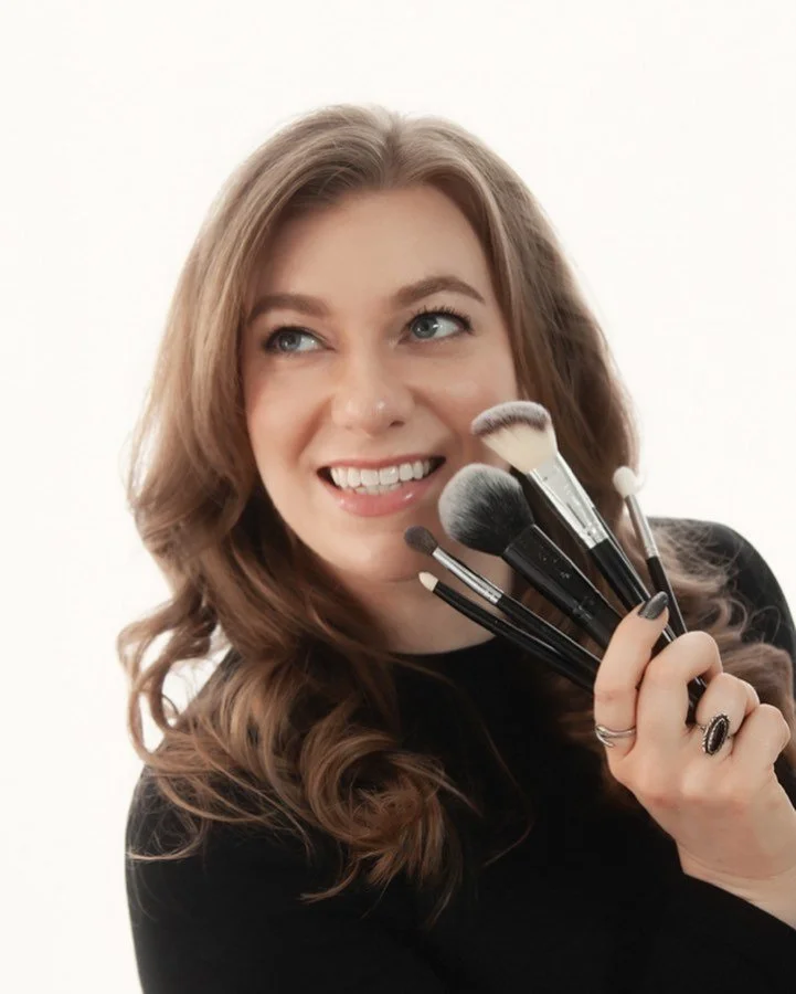 💁🏼&zwj;♀️ Hiiii! An updated profile pic (by the talented @fawntailphotography) felt like the perfect time to share a little bit about me!
🔹Name&rsquo;s Lark, like the bird!
🔹This year marks one decade of my career as a professional makeup artist 