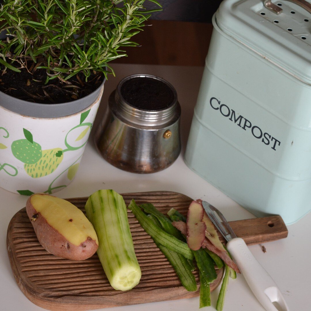 Even if you don't have a yard, you can still turn your food scraps into nutrient-rich soil with these small-space composting tips:
🌱 Use a compost bin specifically designed for small spaces.
🌱 Only compost certain types of food scraps. Some foods, 