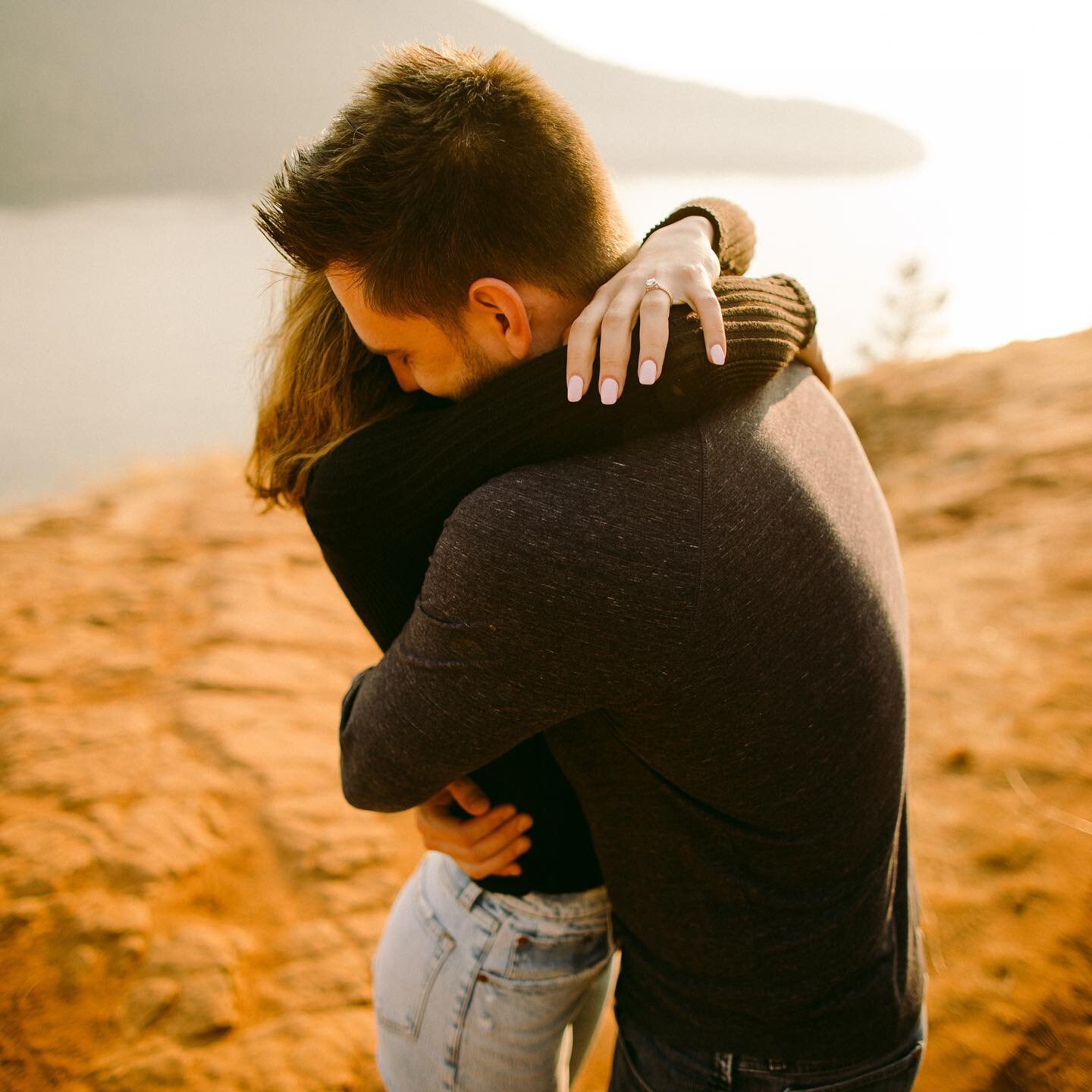 Dana + Jeremy&rsquo;s engagement session! Give me alllll the golden hour!

.
.
.
.
#PNWphotographer #engagedlife #WashingtonStatePhotographer #engagementphotographer #couplesphotographer #portraitphotography #outdoorphotography #adventurephotographer