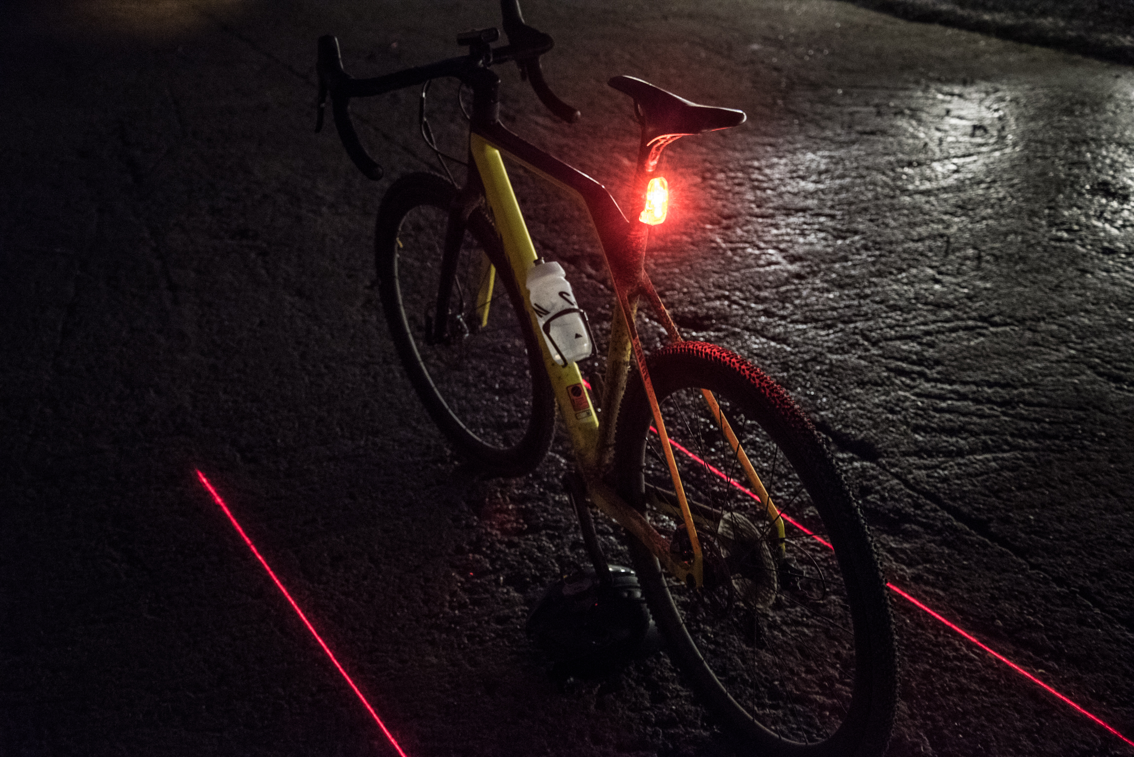 Twee duidelijke laserlijnen bakenen jouw territorium af. De Laser Drive zit hier gemonteerd op de Canyon Inflite SLX 