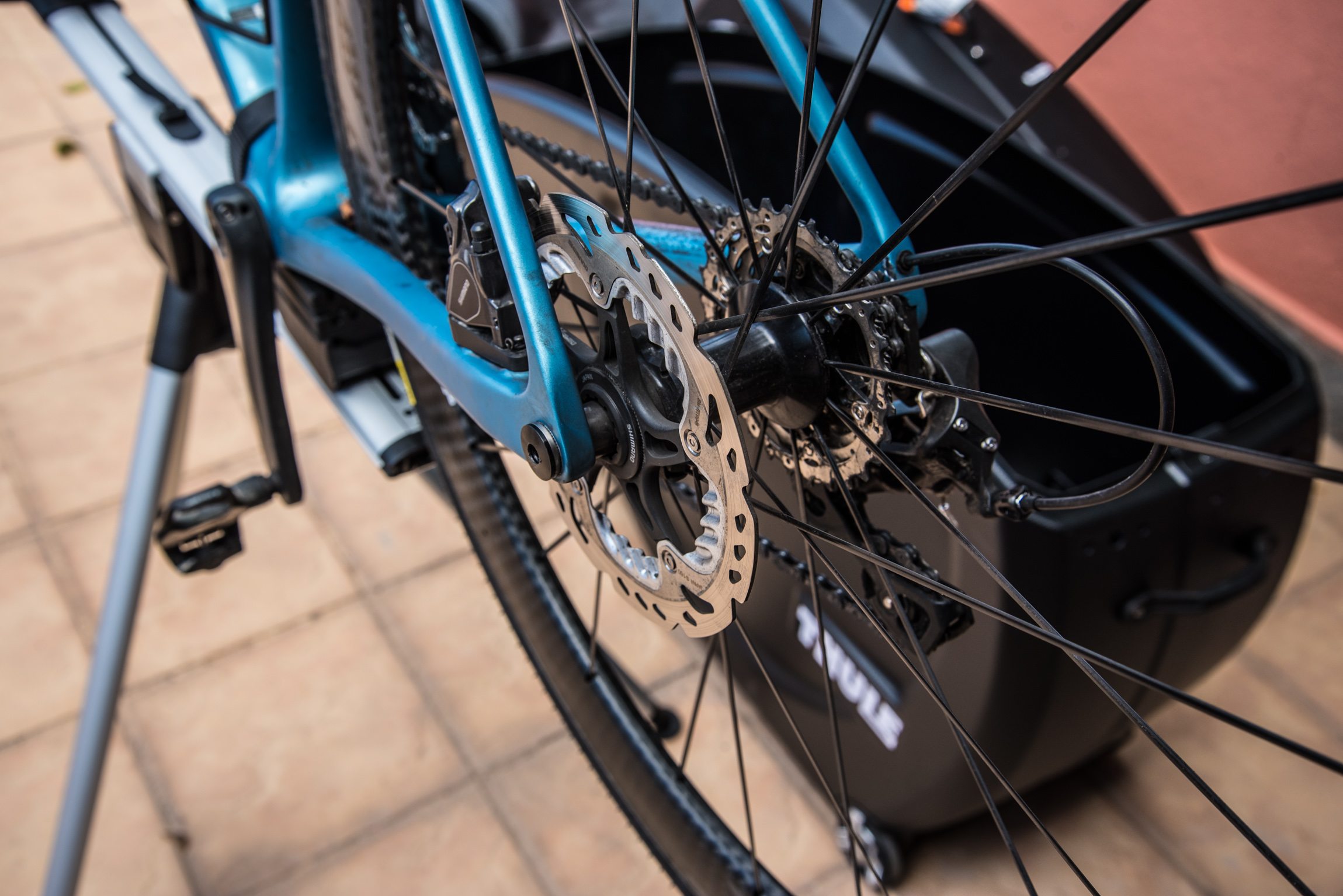 Een detail van Canyon's Ultimate CF SLX met in de achtergrond de Thule RoundTrip Transition .