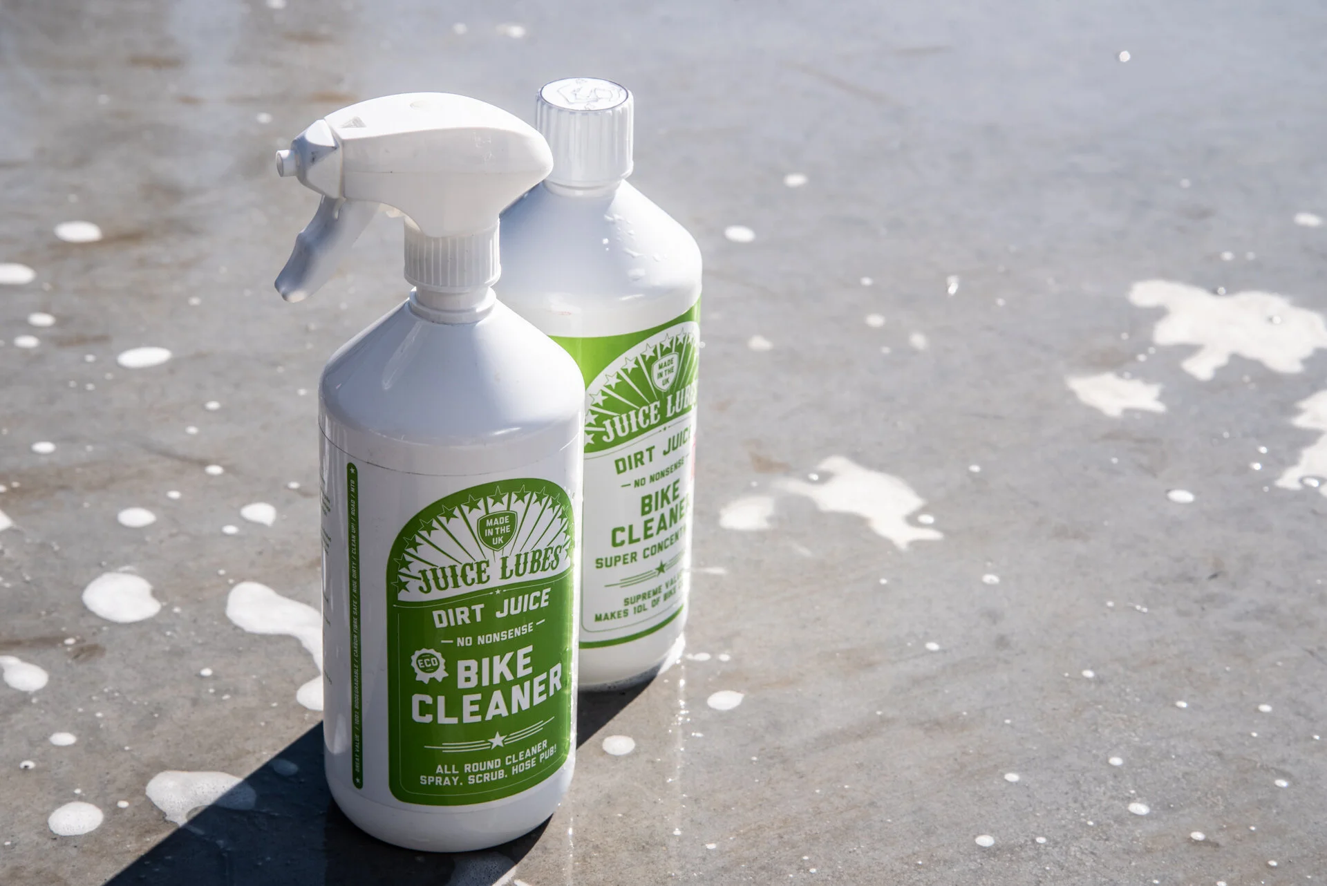 De dirt juice bike cleaner (voorgrond) en de Dirt Super Degreaser (in de achtergrond)
