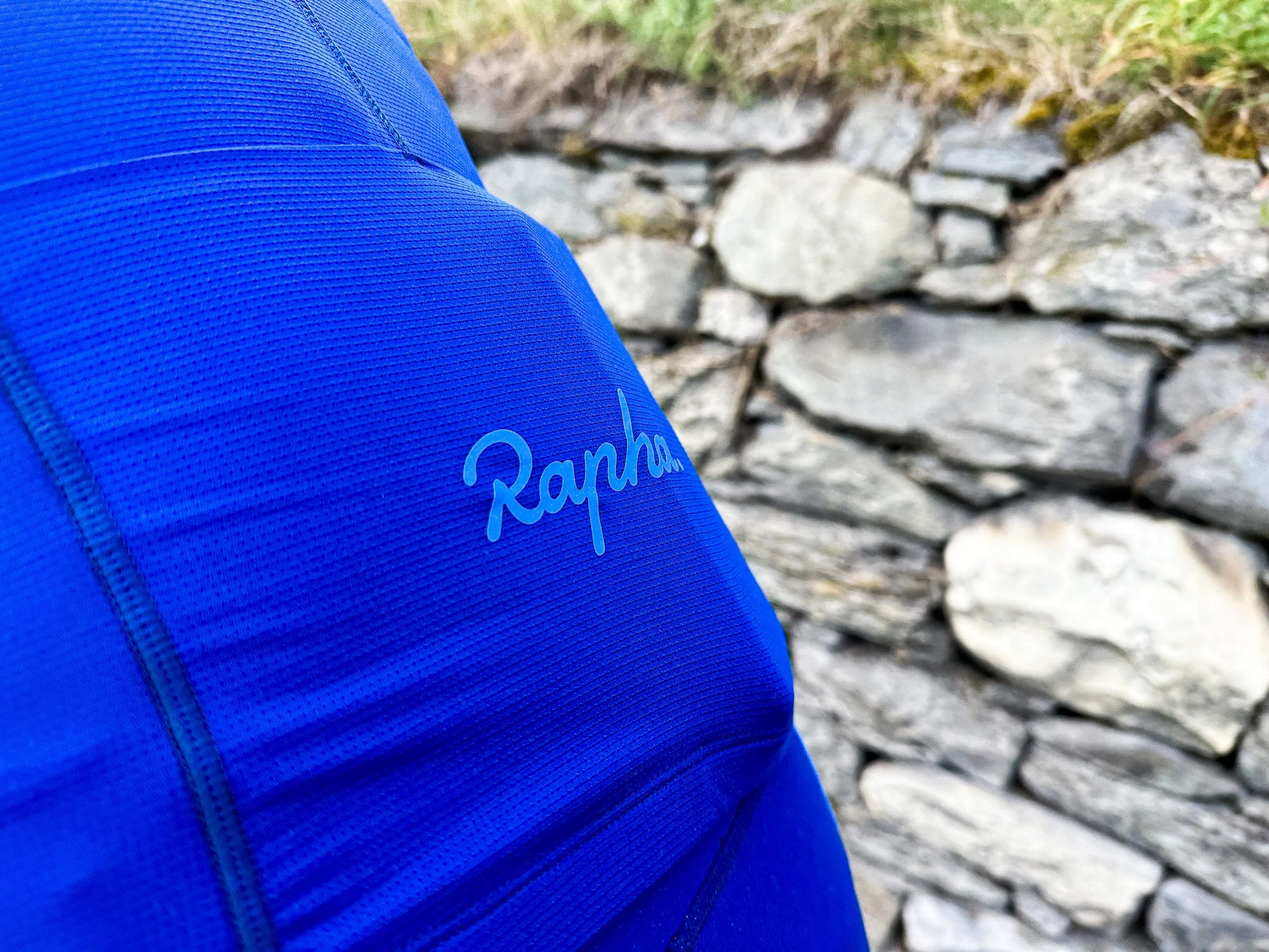 Rapha's Women's Cropped Zip Tank en Cargo Shorts